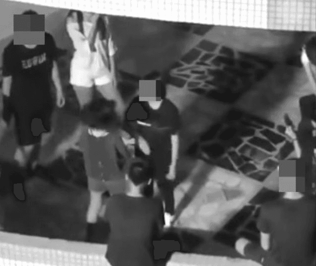 一群青少年男女晚間在校園裡，集體霸凌自己的朋友。（翻攝爆廢公社二館）