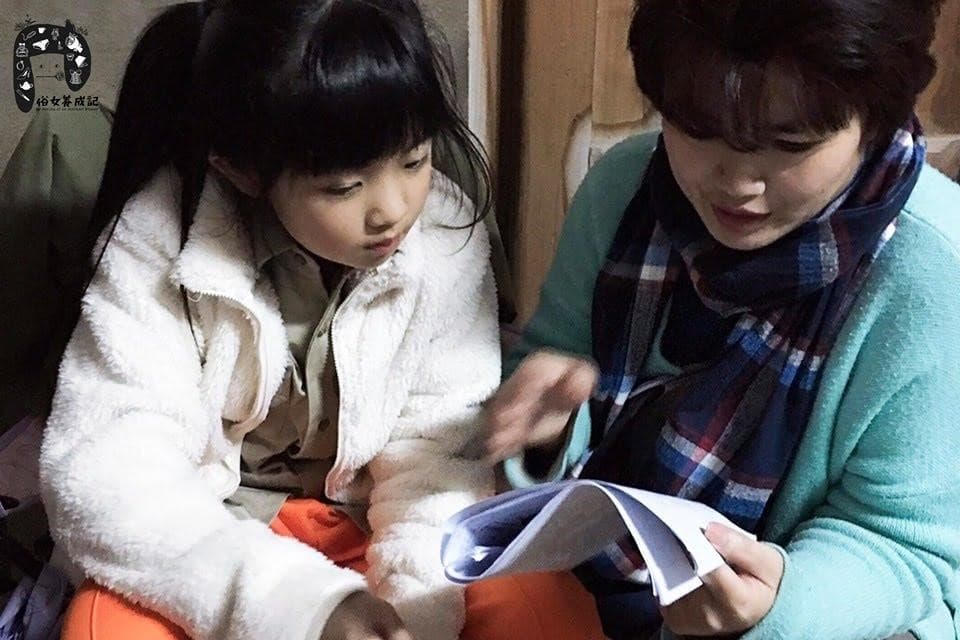 嚴藝文（右）在執導《俗女》的過程中，也重新審視和母親的關係。左為吳以涵。（百戲電影提供）