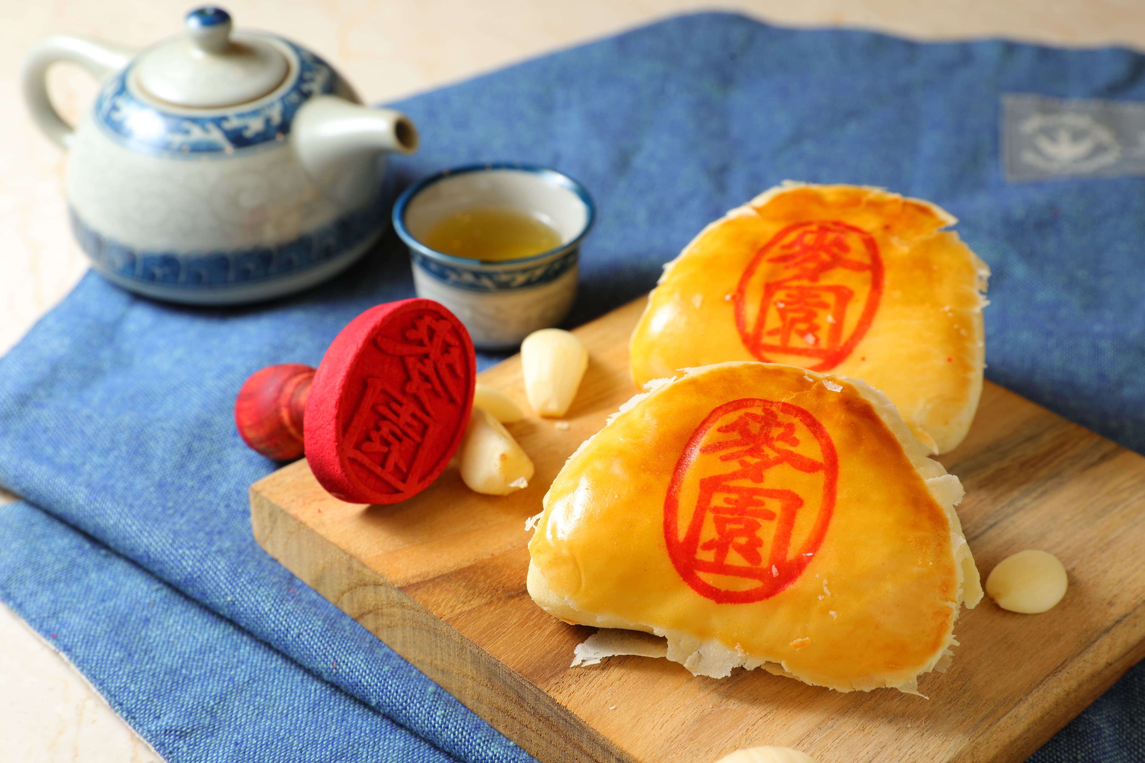 外型古意討喜的「蒜頭酥」蒜味香甜。（48元／個）