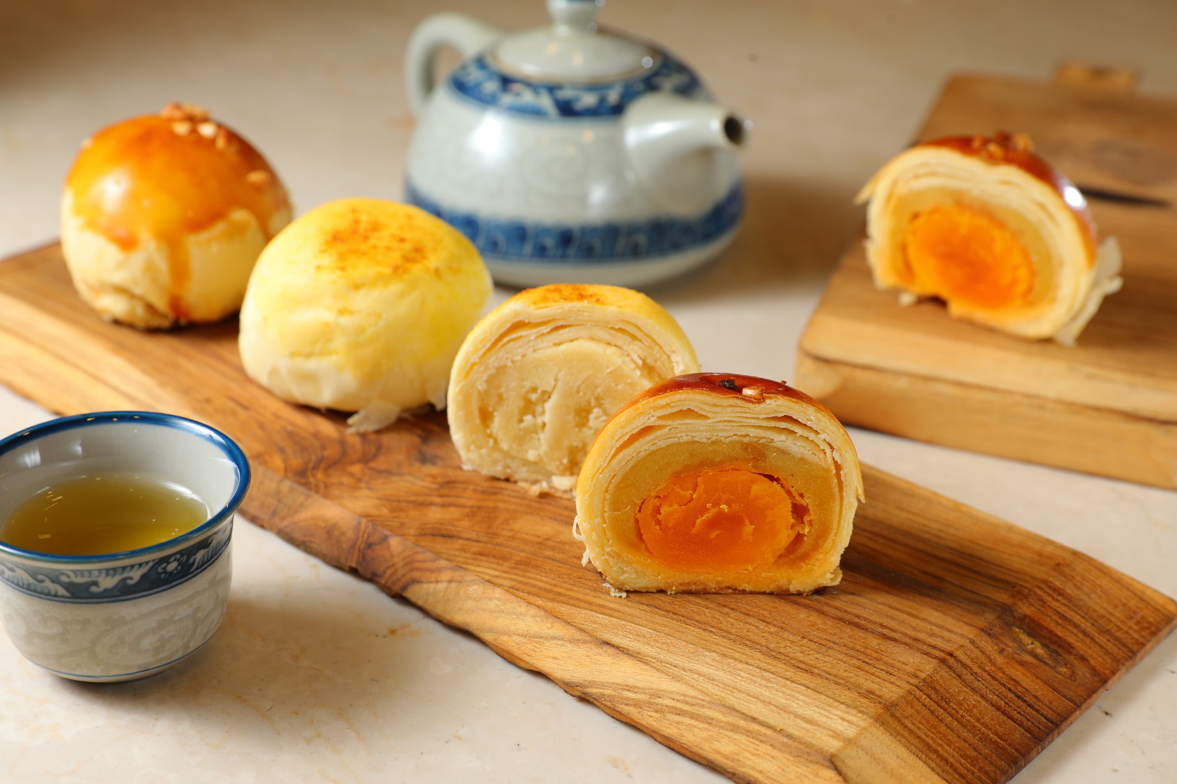 白豆沙餡的「台式小月餅」（左，40元／個）和栗餡綿滑的「栗子蛋黃酥」（右，48元／個）都是中秋佐茶恩物。