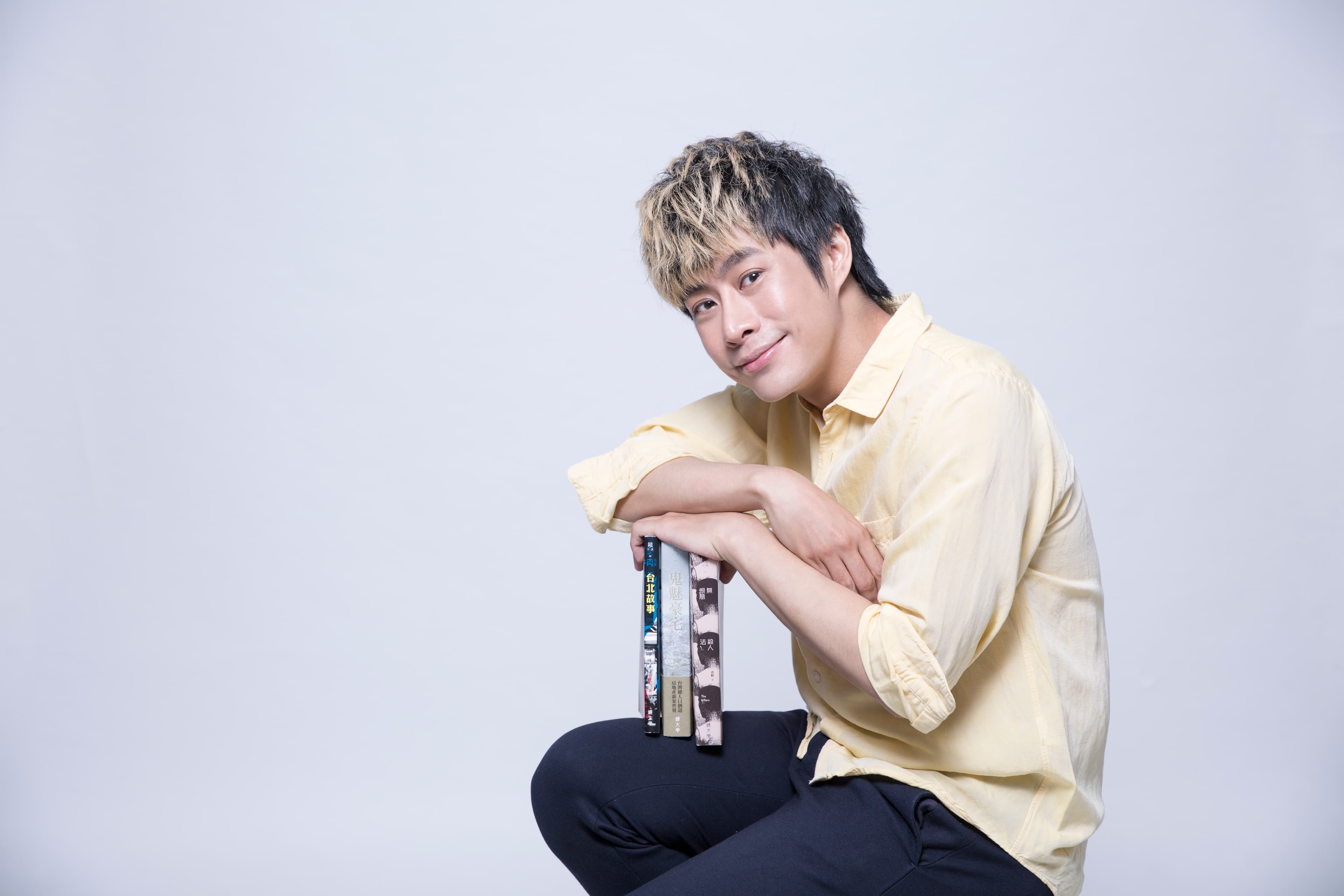 緊接著11月，將由文壇人氣才子「陳栢青」與 4 位小說家帶聽眾重回「暗黑現場」。（鏡文學提供）