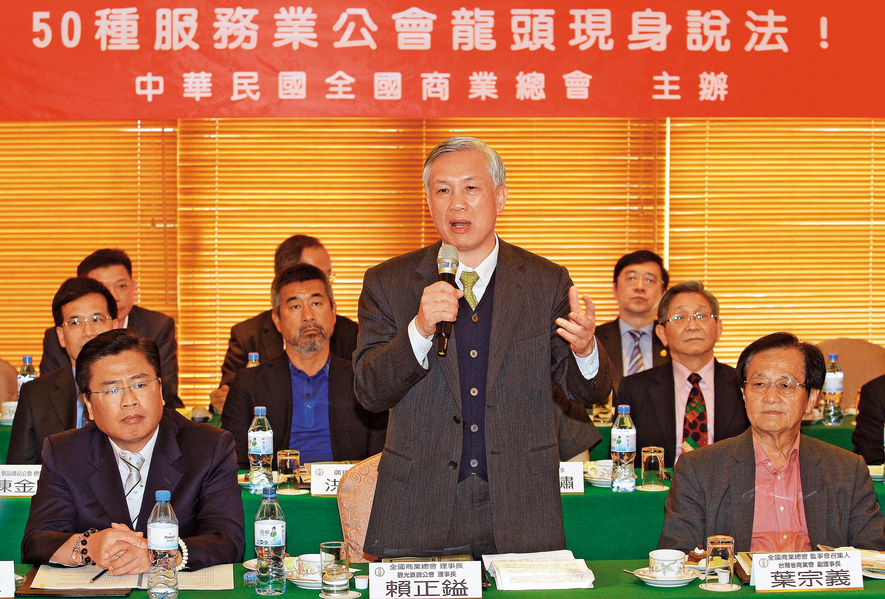 許舒博（前左）是賴正鎰（前中）妹婿，以商總副理事長身分勤跑基層。（中央社）
