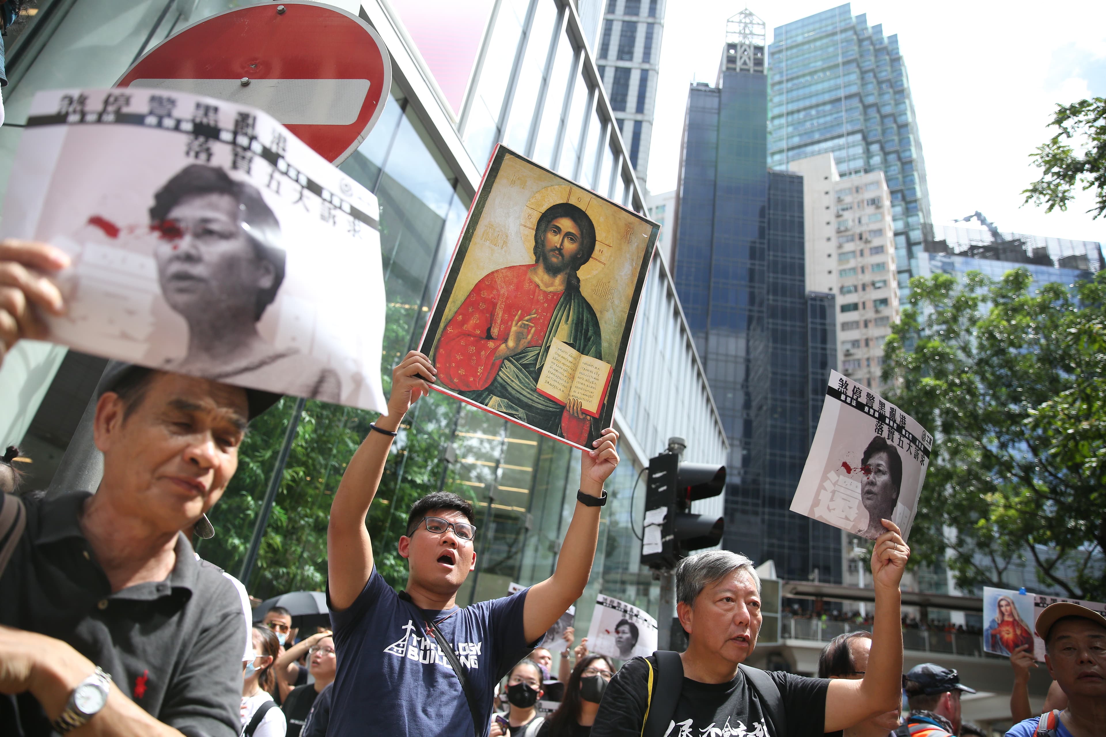 香港網友今天中午後陸續集結，以各種名義進行「逛街」、「深度遊」、「看展覽」、或「祈福」。
