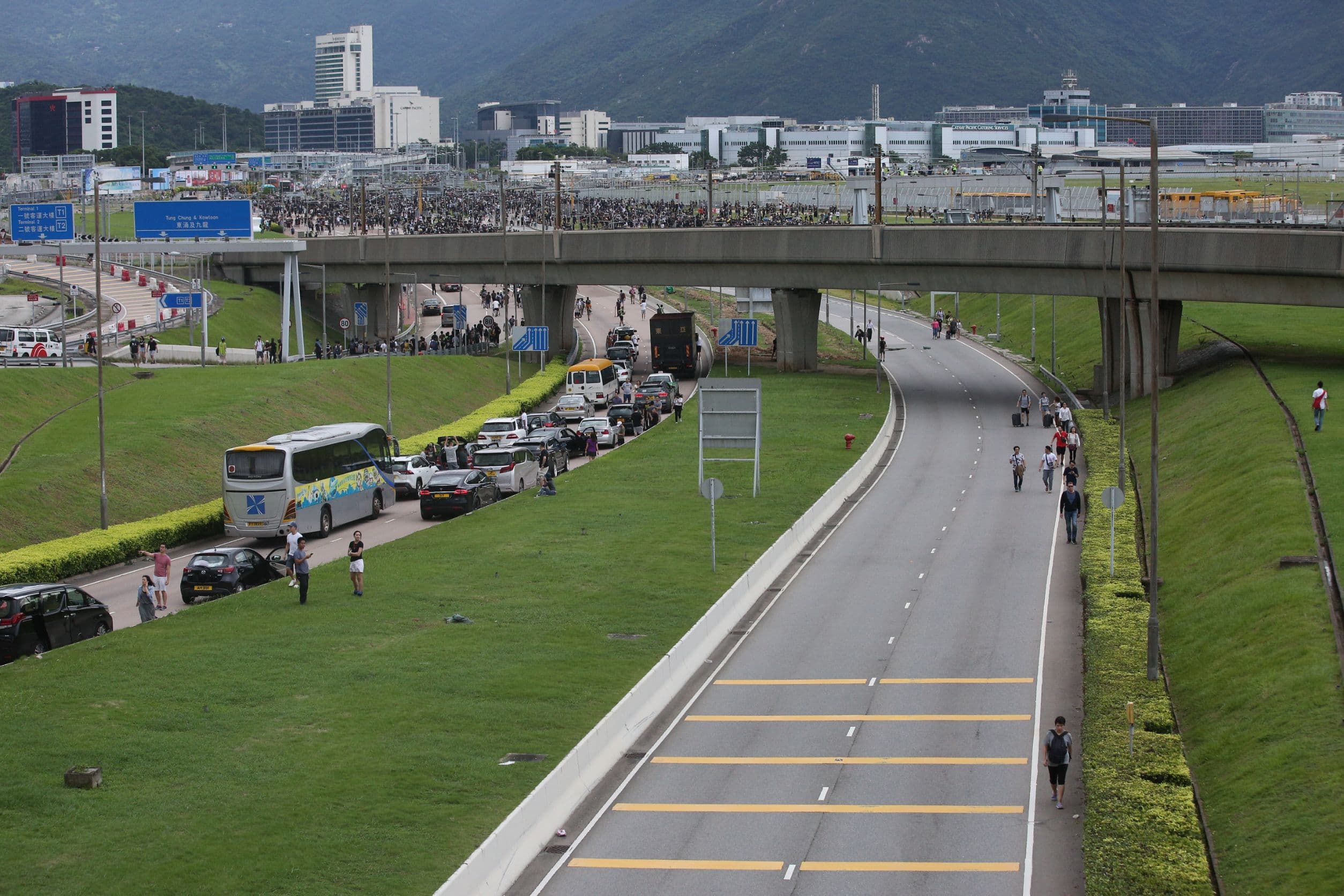 批示威者聚集於機場客運大樓公車站，也造成機場附近交通壅塞。
