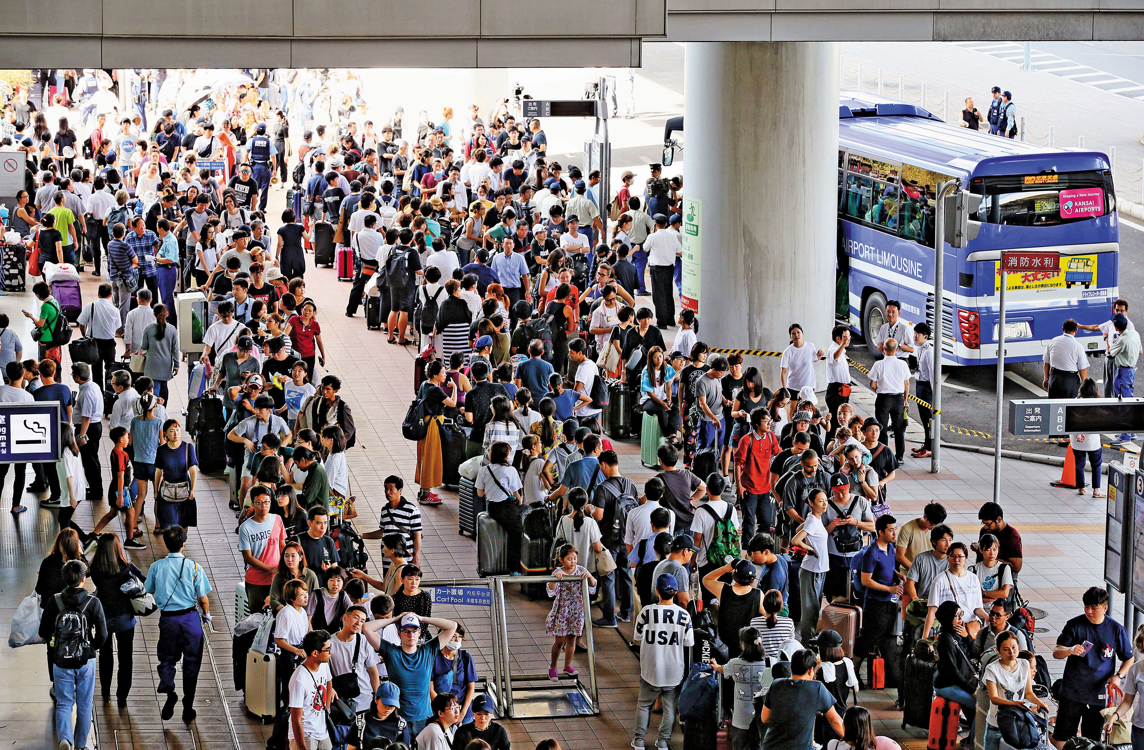 去年9月燕子颱風重創關西機場，網路瘋傳中國派車進機場接人的假消息，網友也隨之批我國外交部未積極救援國人。（達志影像）