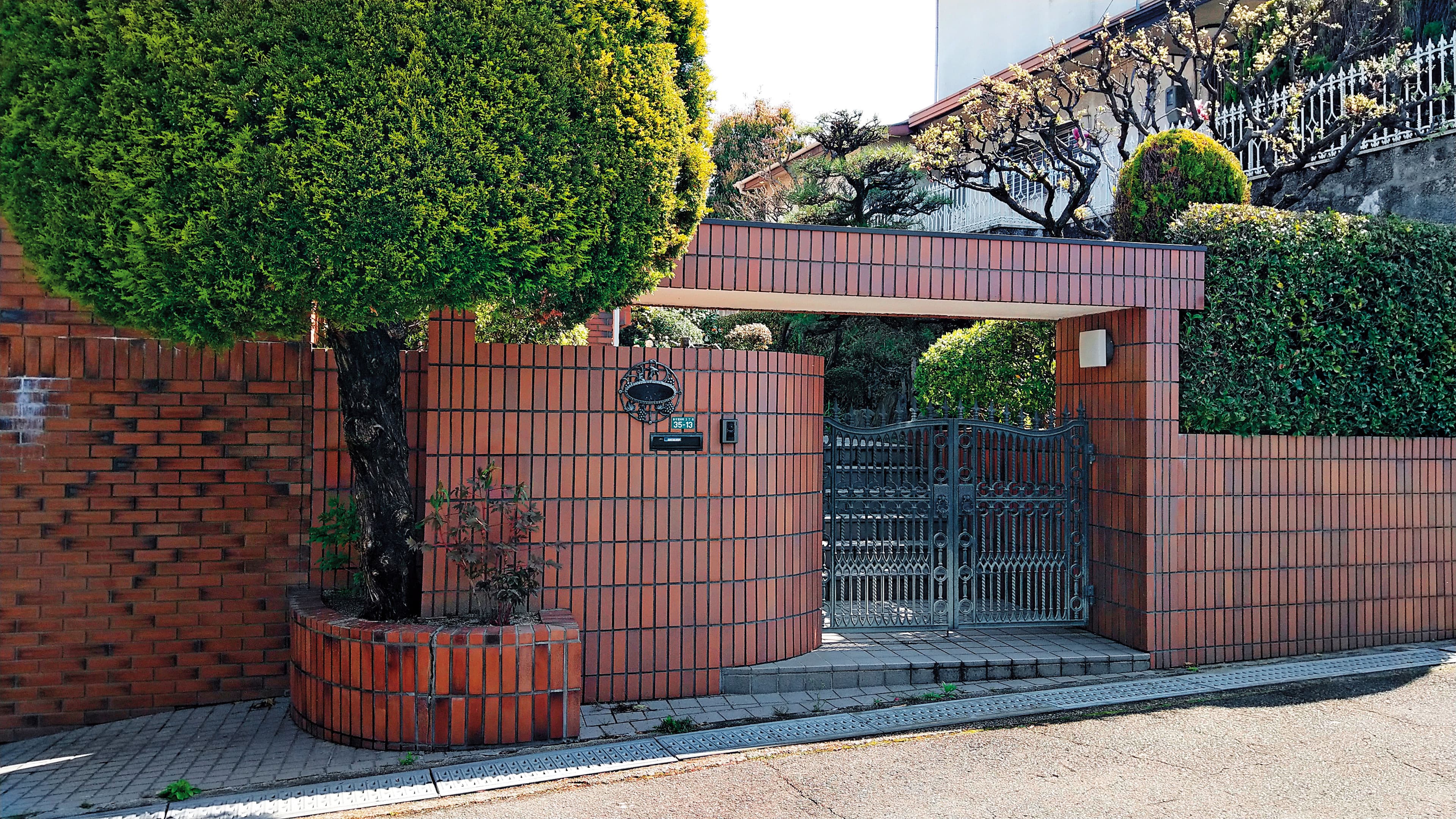 我國大阪代表處官邸至今仍以修繕之名閒置逾1年，原本主人蘇啟誠過世前門牌上的「蘇」字已拿下。