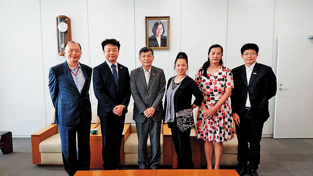 駐大阪祕書黃水益（左1）是前代表處長蘇啟誠（左3）的副手，2人在1年內先後辭世，僑界震驚。（翻攝自台日關係協會）