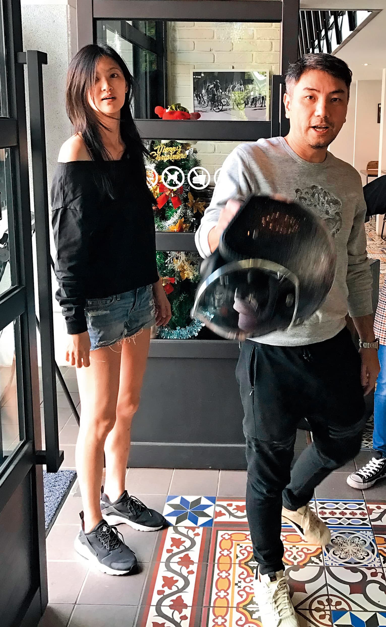 詹仁雄3年前再婚，對象是小他16歲的長腿妹小Mei，當時還被台灣媒體捕捉到他騎摩托車帶嬌妻吃飯。（東方IC）