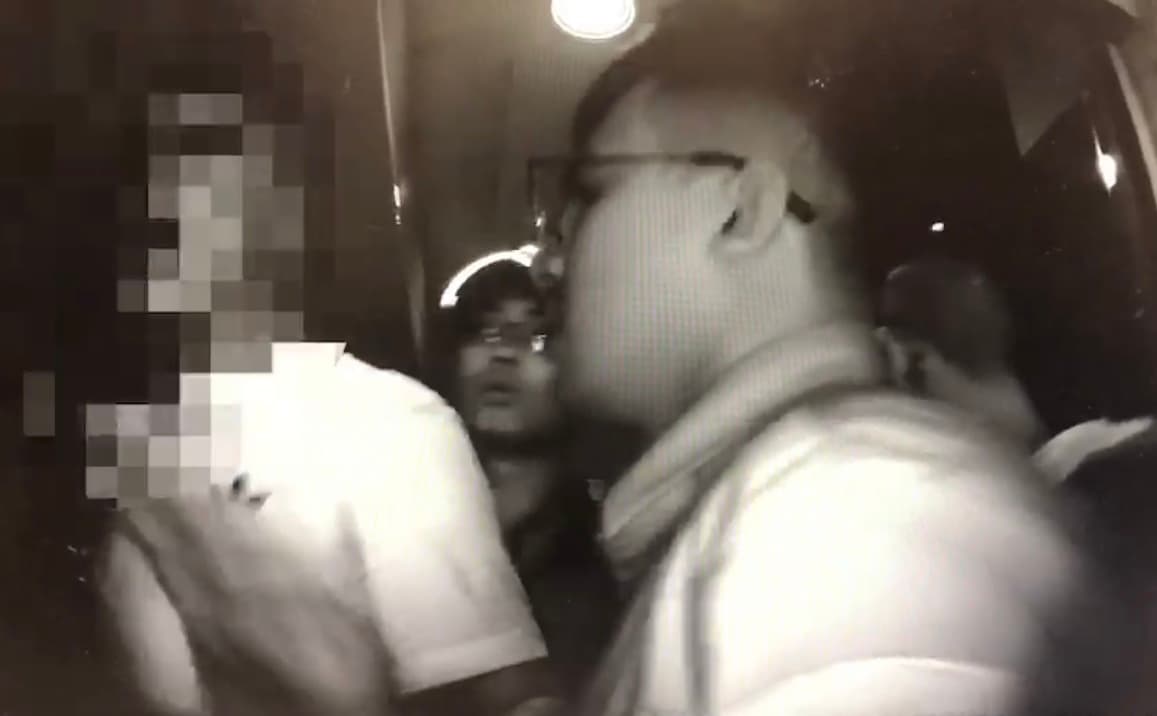 3名醉漢亂闖包廂遭斥，卻惱羞持刀砍人，警方到場惡煞（左）還在醉胡言亂語。（翻攝畫面）