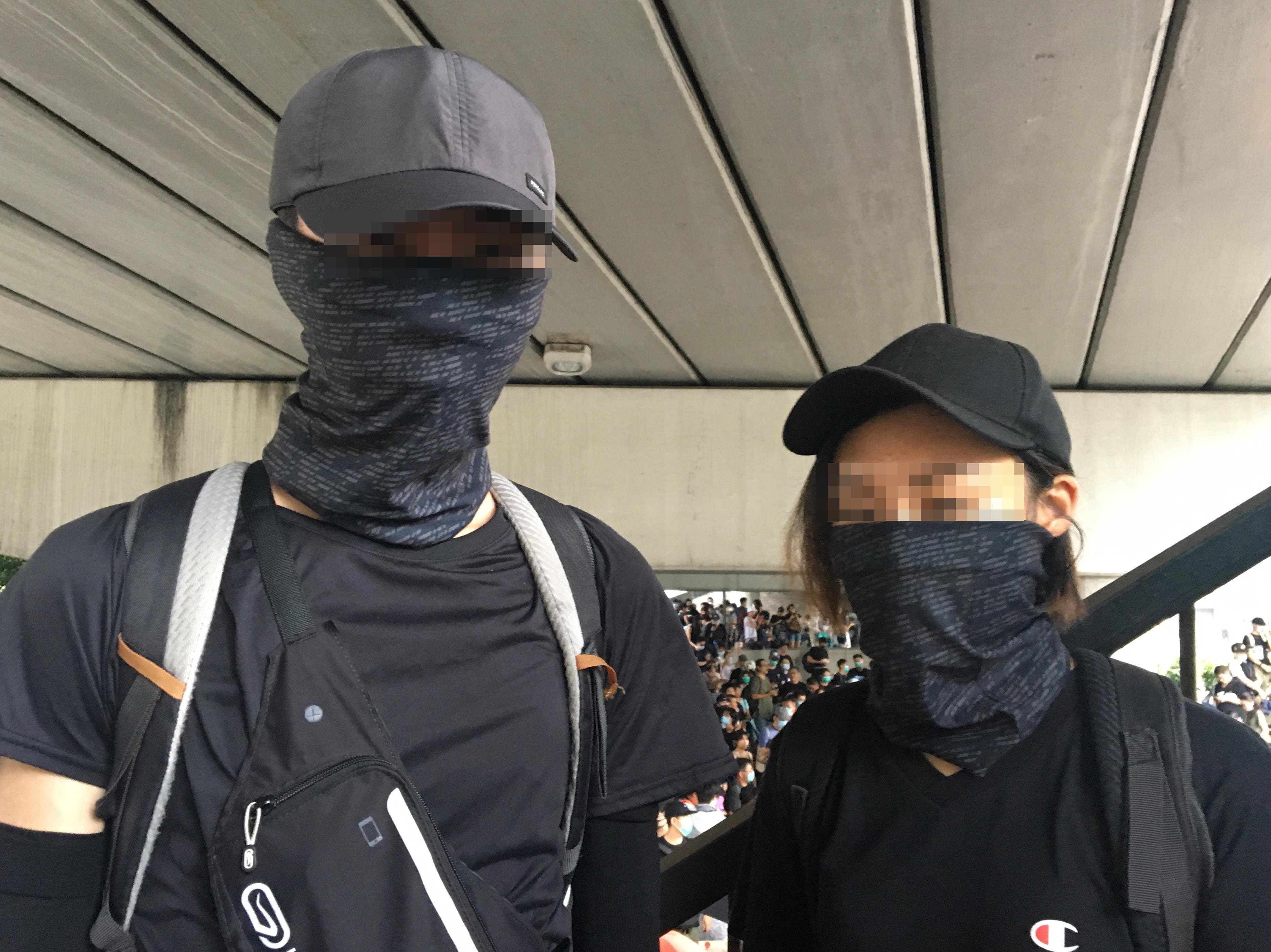 19歲勇武派的「衝衝仔」Justin與他不願透露姓名的朋友一同出席香港8月31日的示威。（攝影：韋薔）