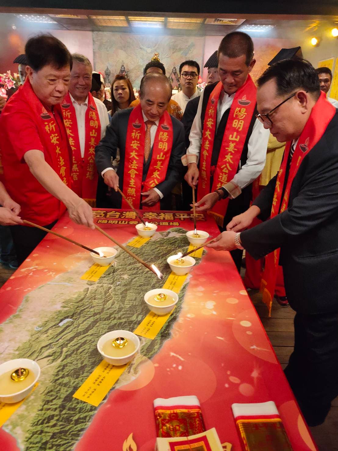 前立法院長王金平出席姜太公祝壽大典，在道場主席羅世新安排下，點七星燈為台灣祈福。（翻攝畫面）