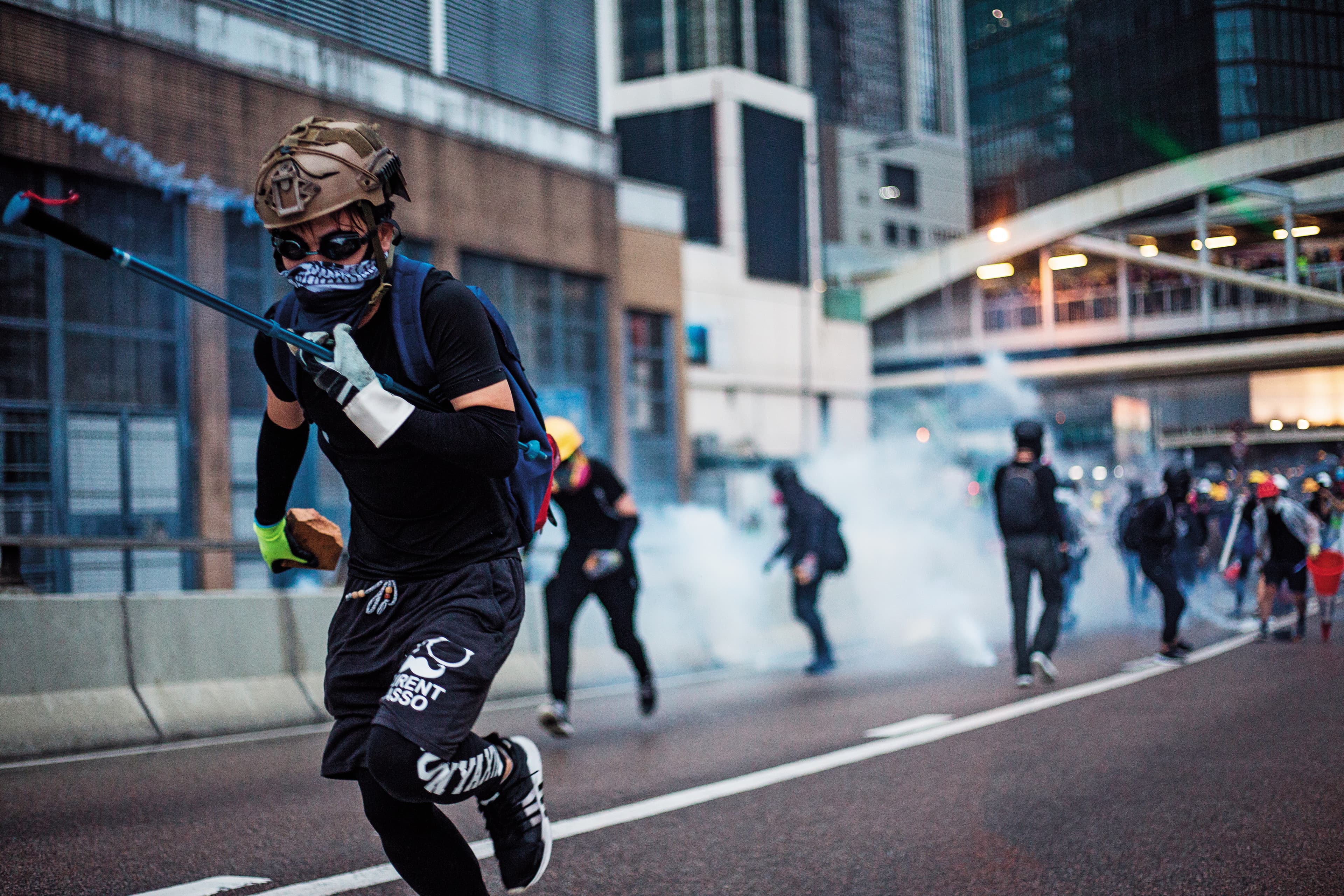 勇武派示威者全副武裝，不少人表示願為香港一戰，甚至願意犧牲。