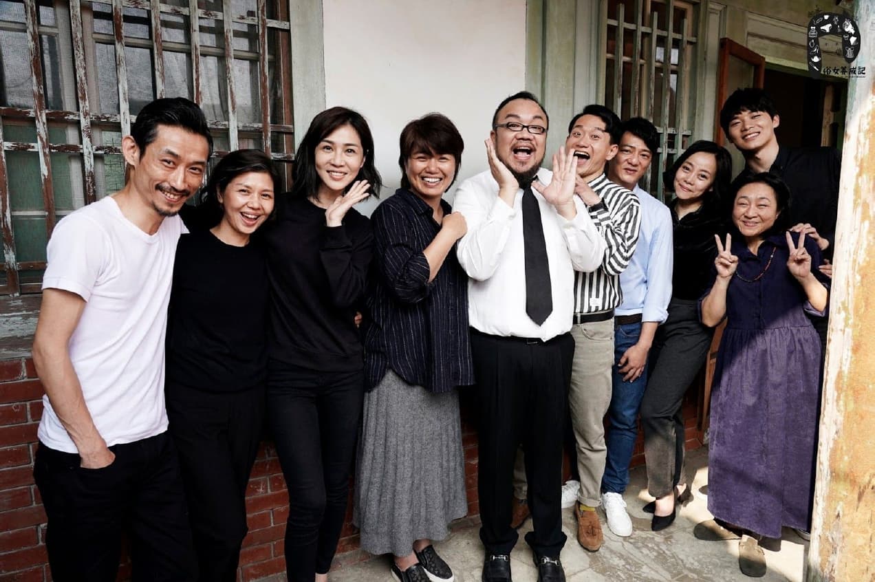 女主角謝盈萱（左3）之前身體不適缺席宣傳，明日將與導演嚴藝文（左4）以及原著合體線上開趴。（CATCHPLAY提供）