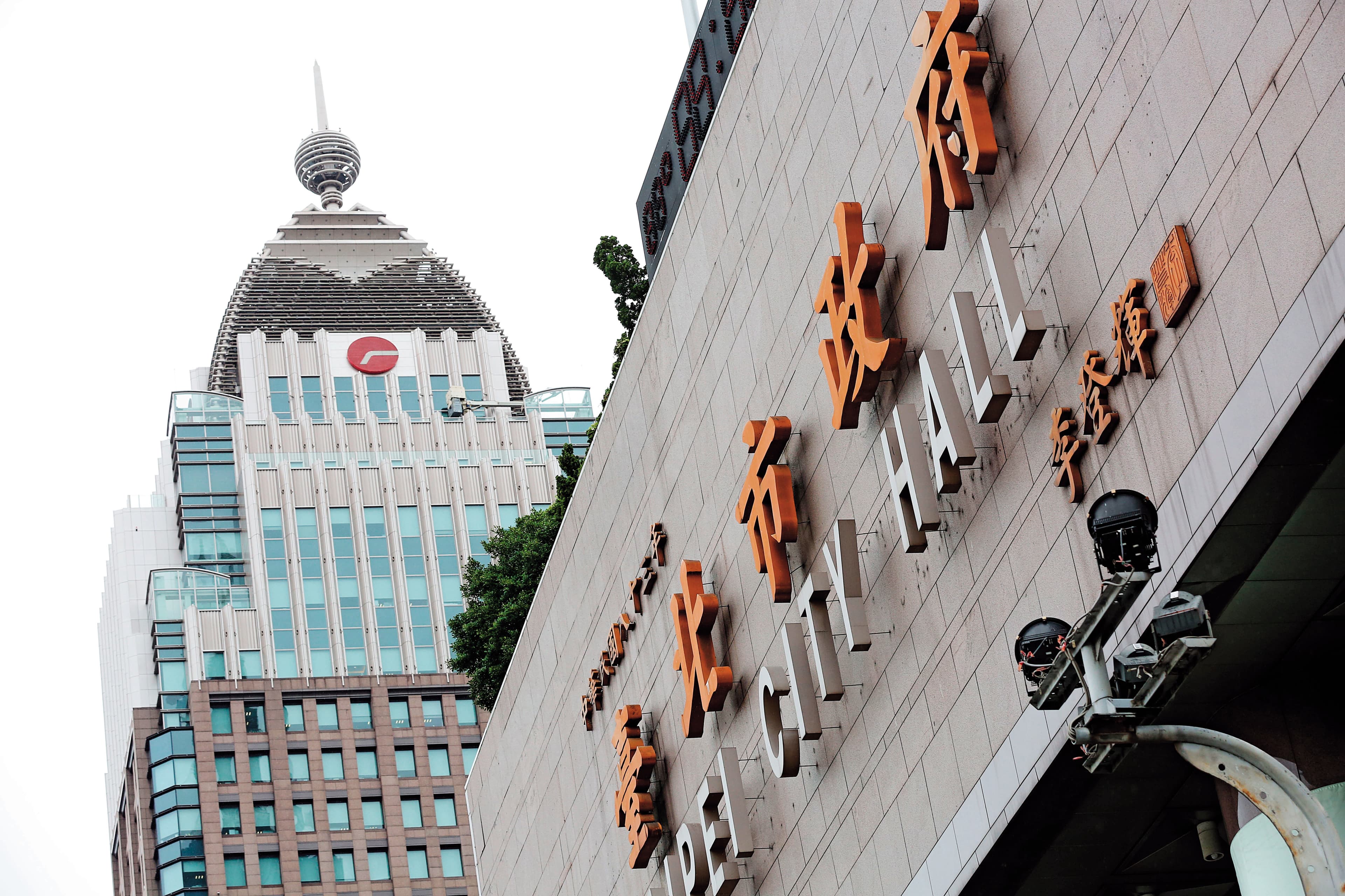 只有一街之隔的北市府與遠雄，在大巨蛋議題交鋒逾4年，