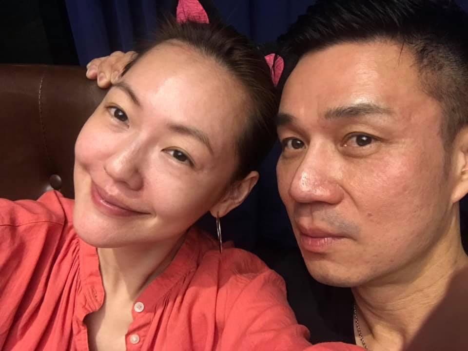 行事浮誇的小S與老公不吝放閃。（翻攝自小S臉書粉絲頁） 