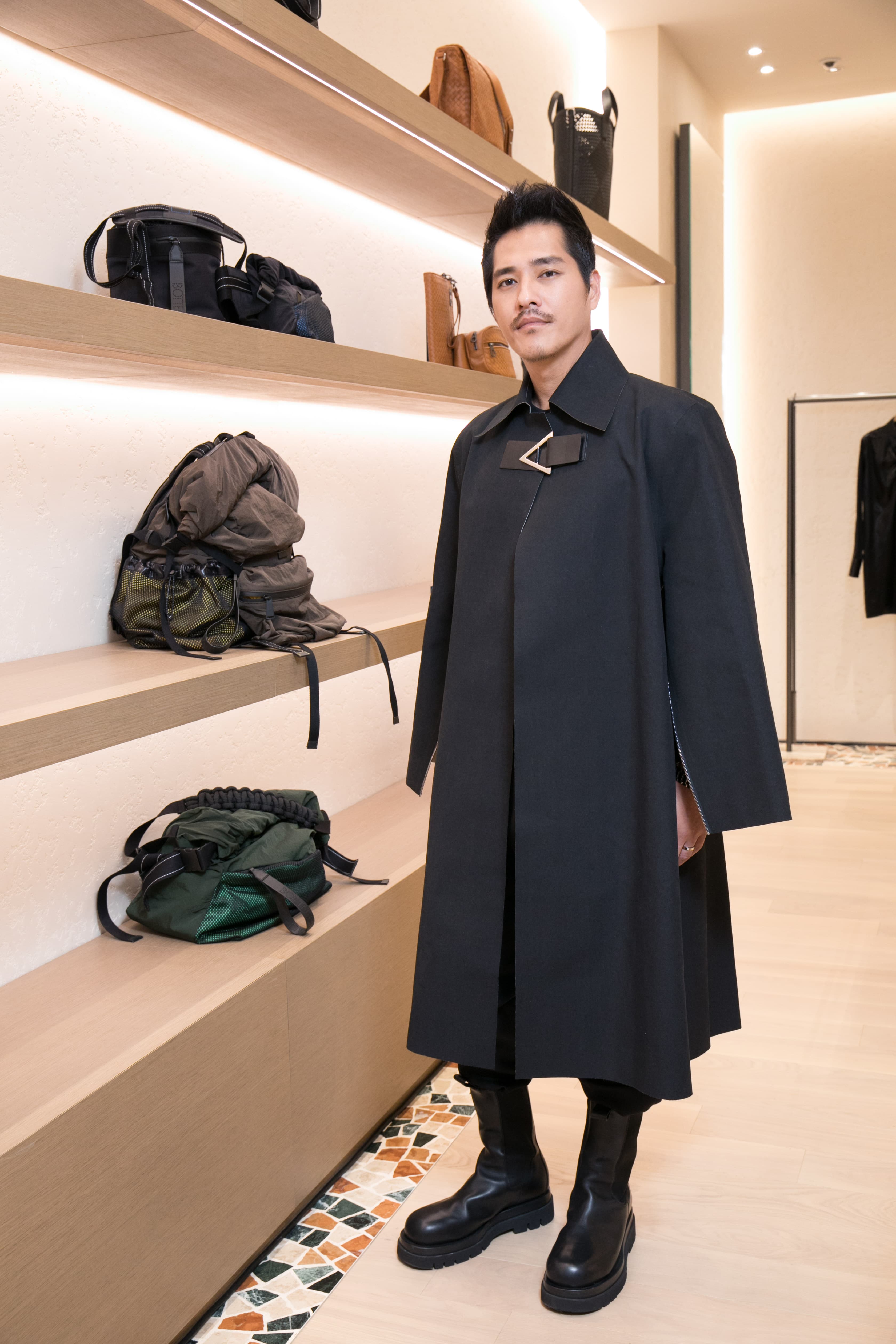 藍正龍黑色全身造型約19萬元，他笑稱自己像奇異博士。（BOTTEGA VENETA提供）