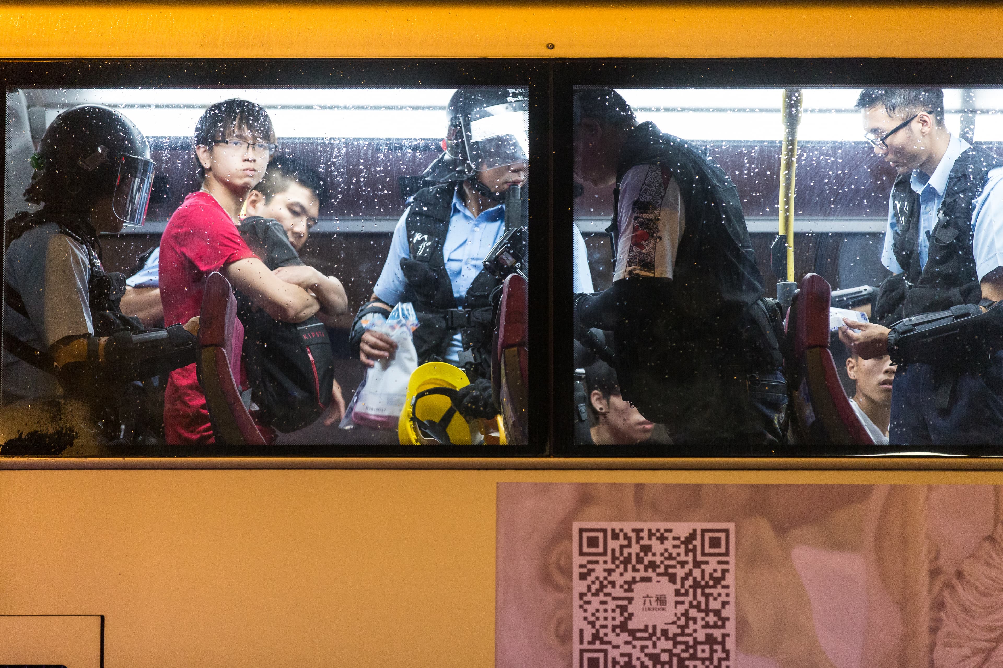 港警盤查每位乘客。