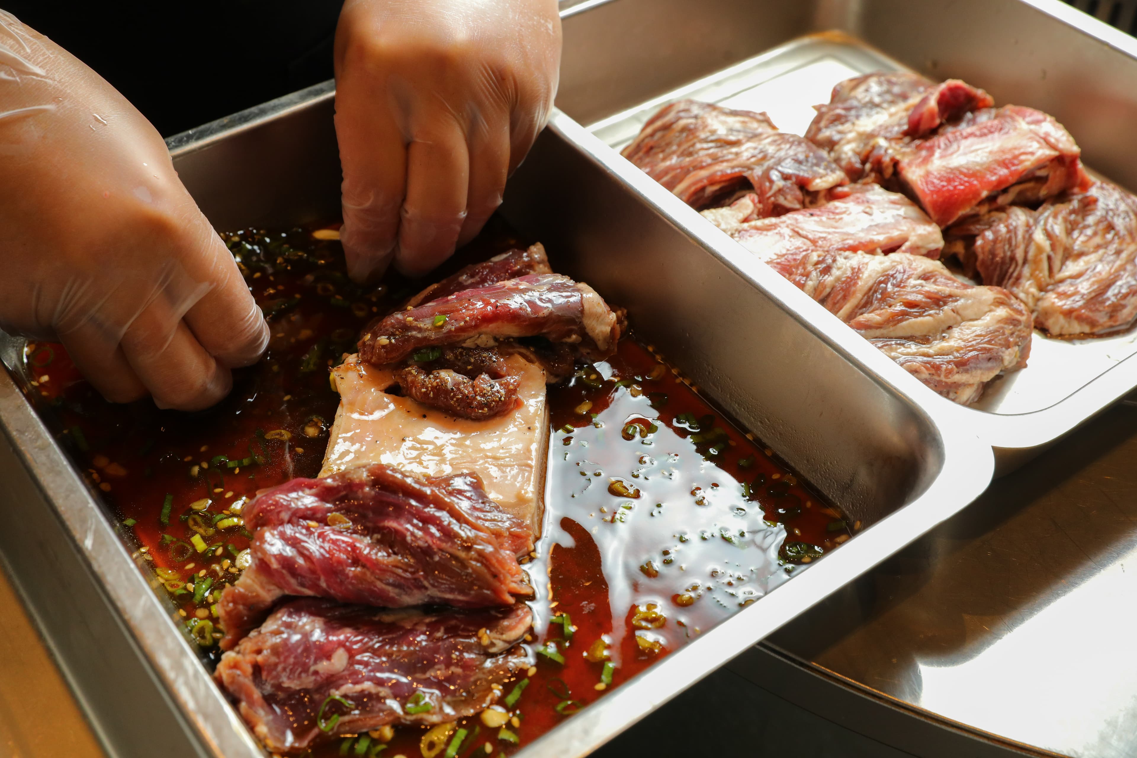 牛肝連肉用本店的香料配方，加入蔥花、胡椒、韓國麻油醃製入味。