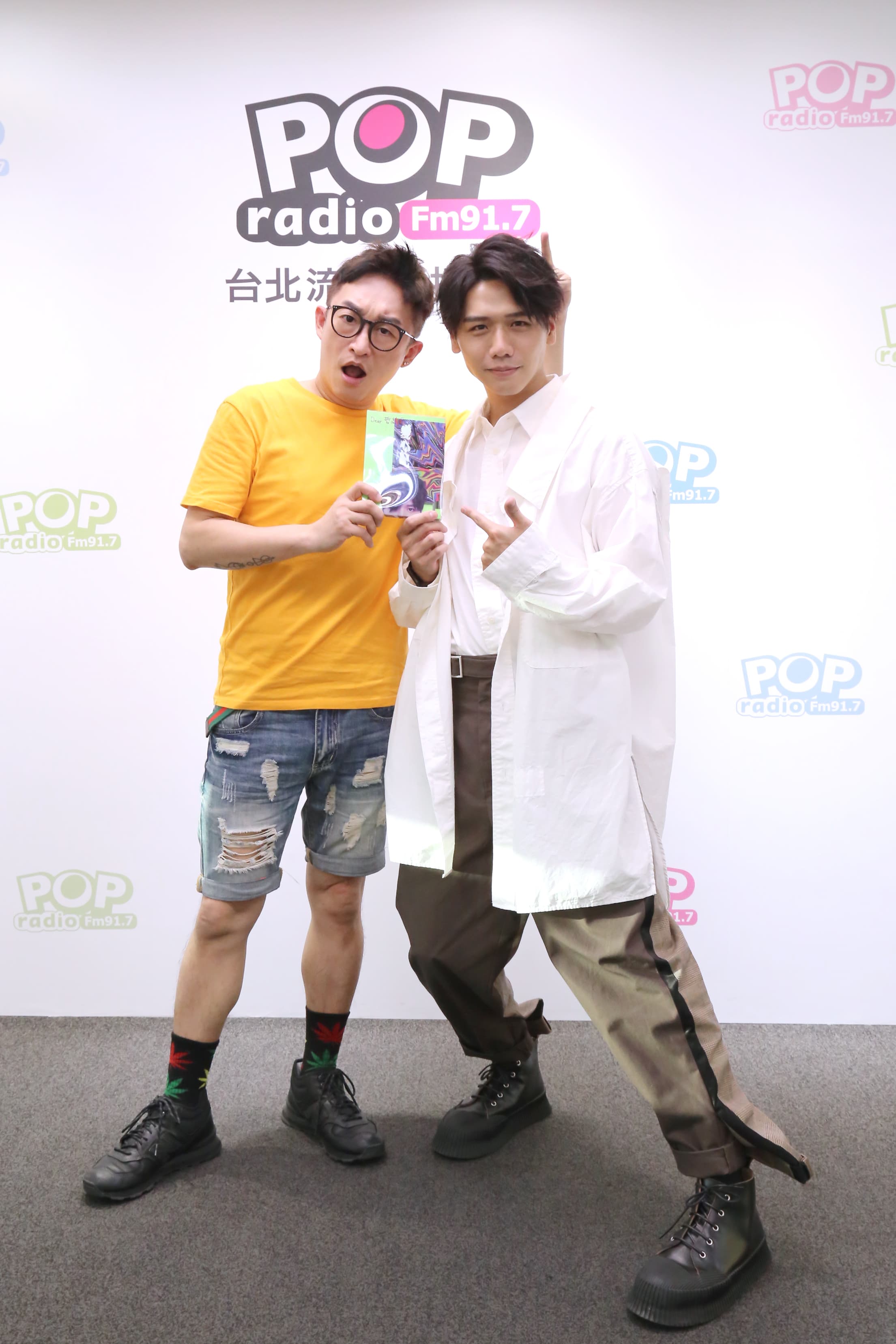 蔡旻佑為新專輯《變心記》上POP Radio《音樂咬耳朵》節目，接受主持人哲緯(左)訪問。（POP Radio提供）