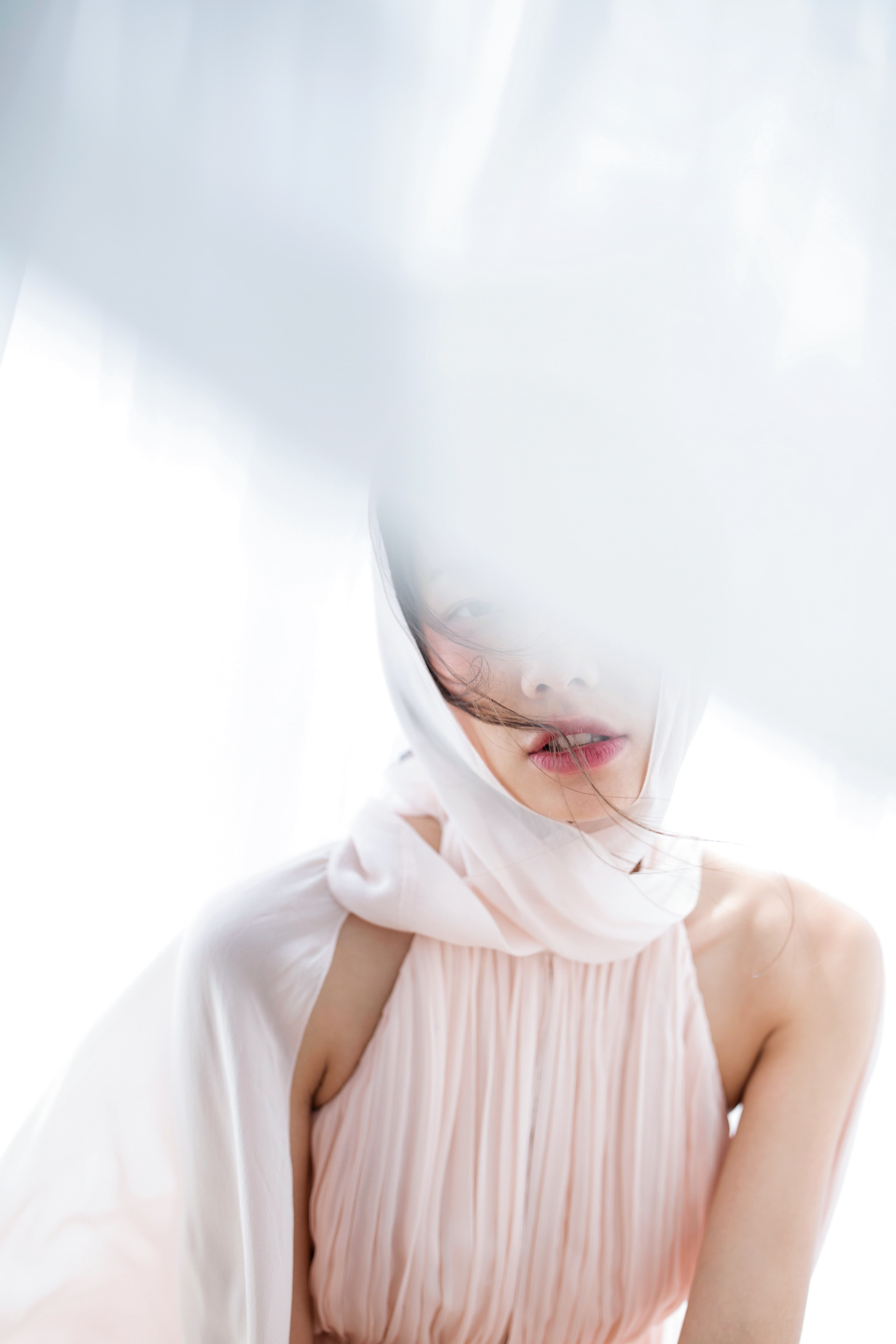 裸膚色層次領結洋裝 NT$168,000 　裸膚色長斗篷 NT$59,800 All by Blumarine
