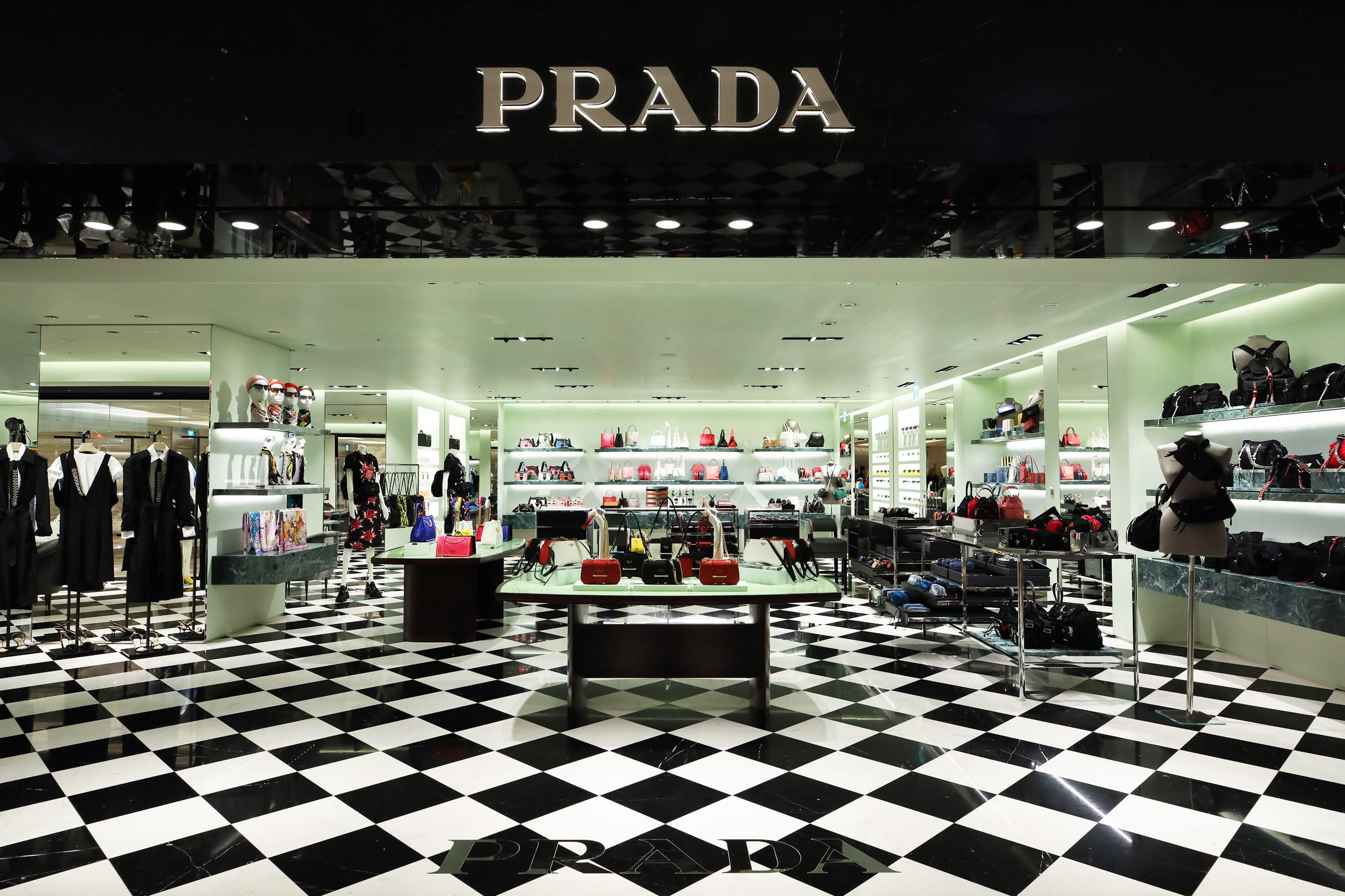 PRADA兩間圈心男女裝專門店落成於高雄漢神百貨，於今日盛大開幕。（PRADA提供）