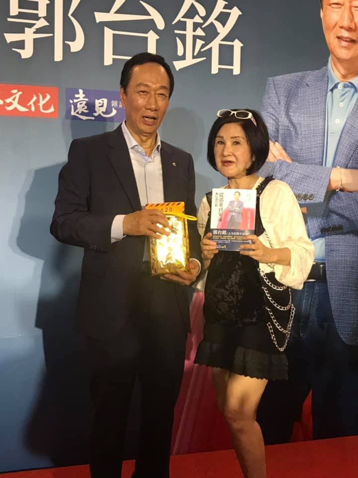 恬娃多次表態力挺郭台銘,認為當初韓國瑜讓步,郭早就出來選了。(翻攝恬娃臉書)