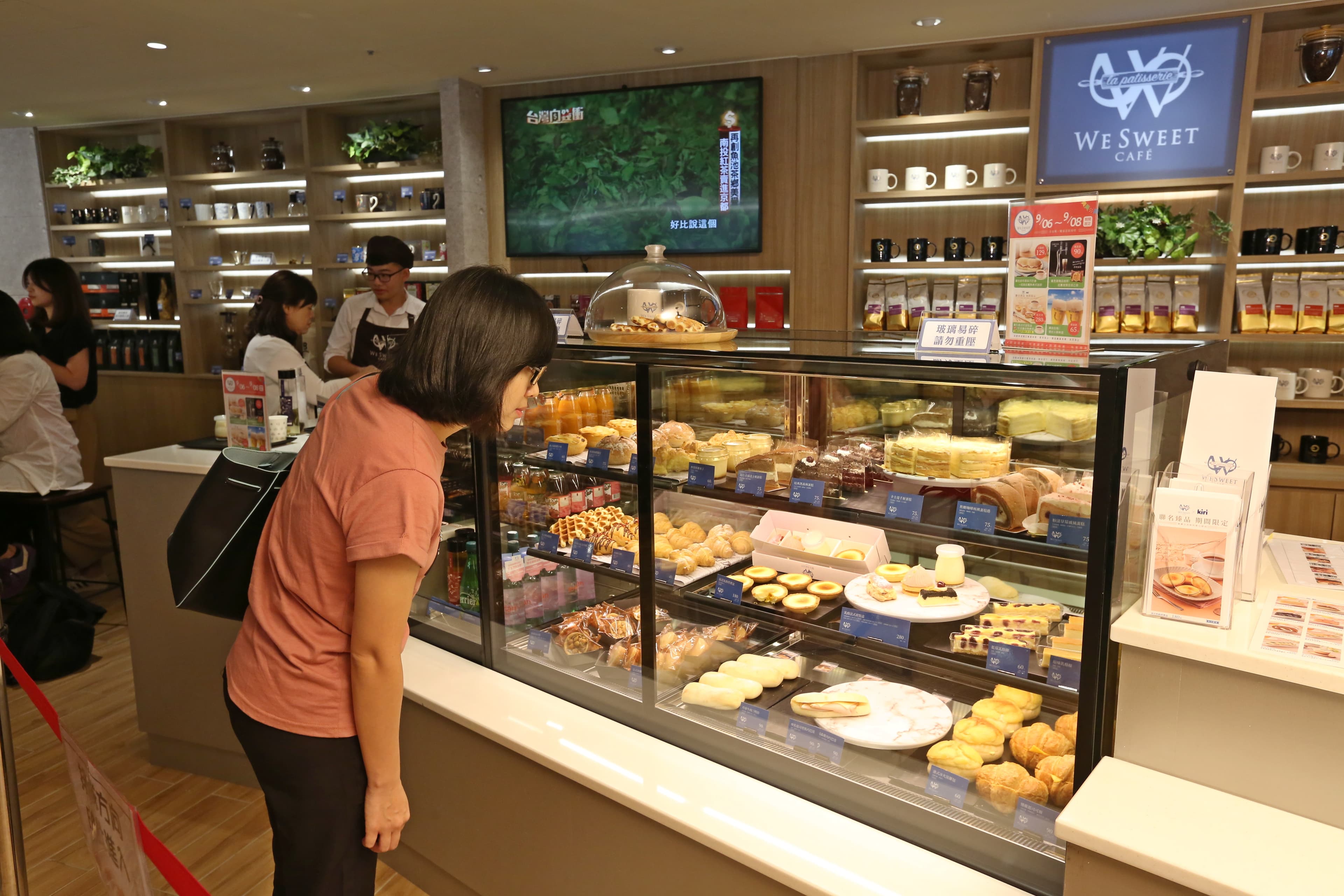 全聯在旗艦店二樓增設咖啡廳，要用平價甜點、咖啡吸客。