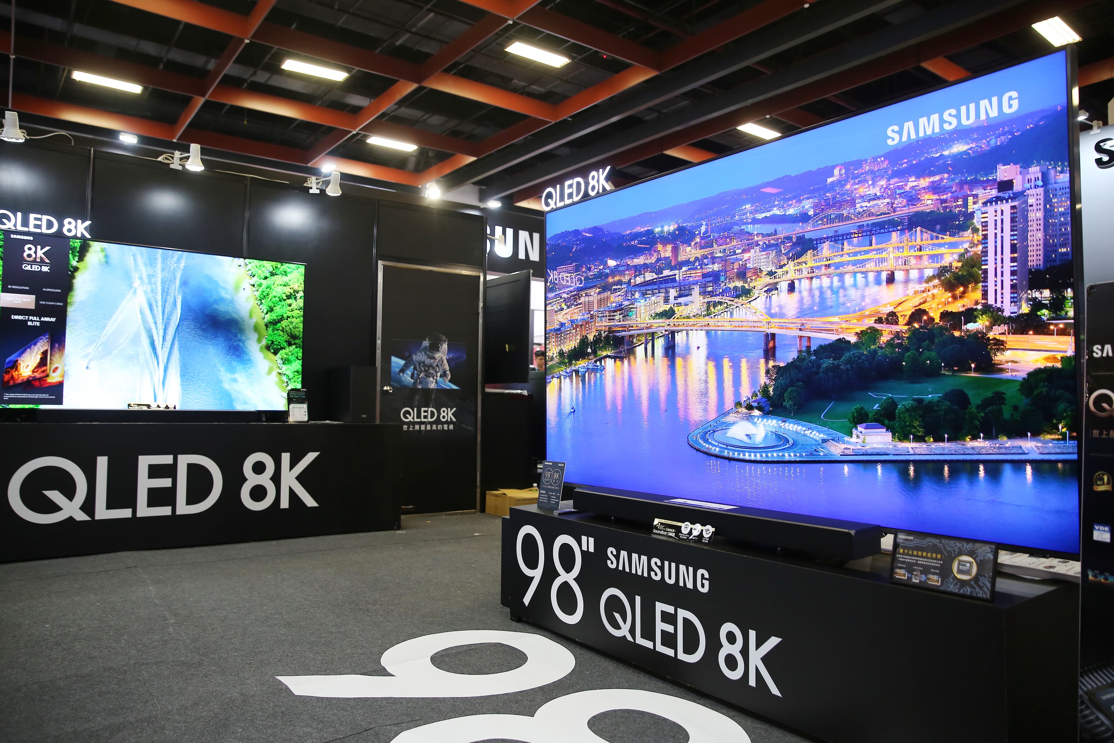 三星在台推出98吋QLED 8K量子電視，售價近200萬元。