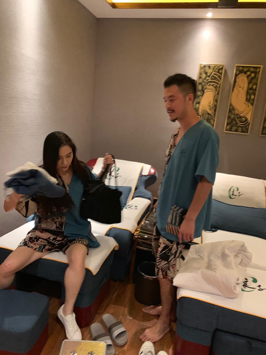 按摩結束後，劉維軍眼睛緊盯著愛人，陳柏渝則快速拿起包包準備離開。（讀者提供）