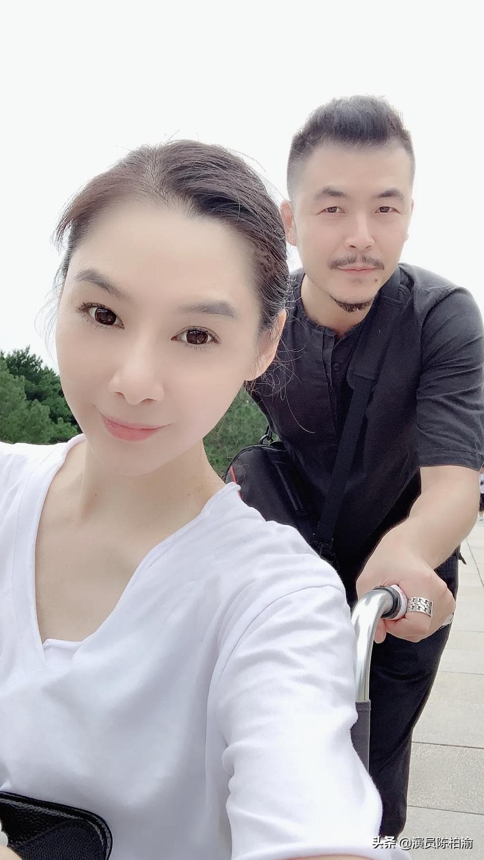 陳柏渝在「今日頭條」中上傳一張兩人的出遊照，疑似男方體貼幫女生手推輪椅遊玩。（翻攝自陳柏渝的今日頭條）