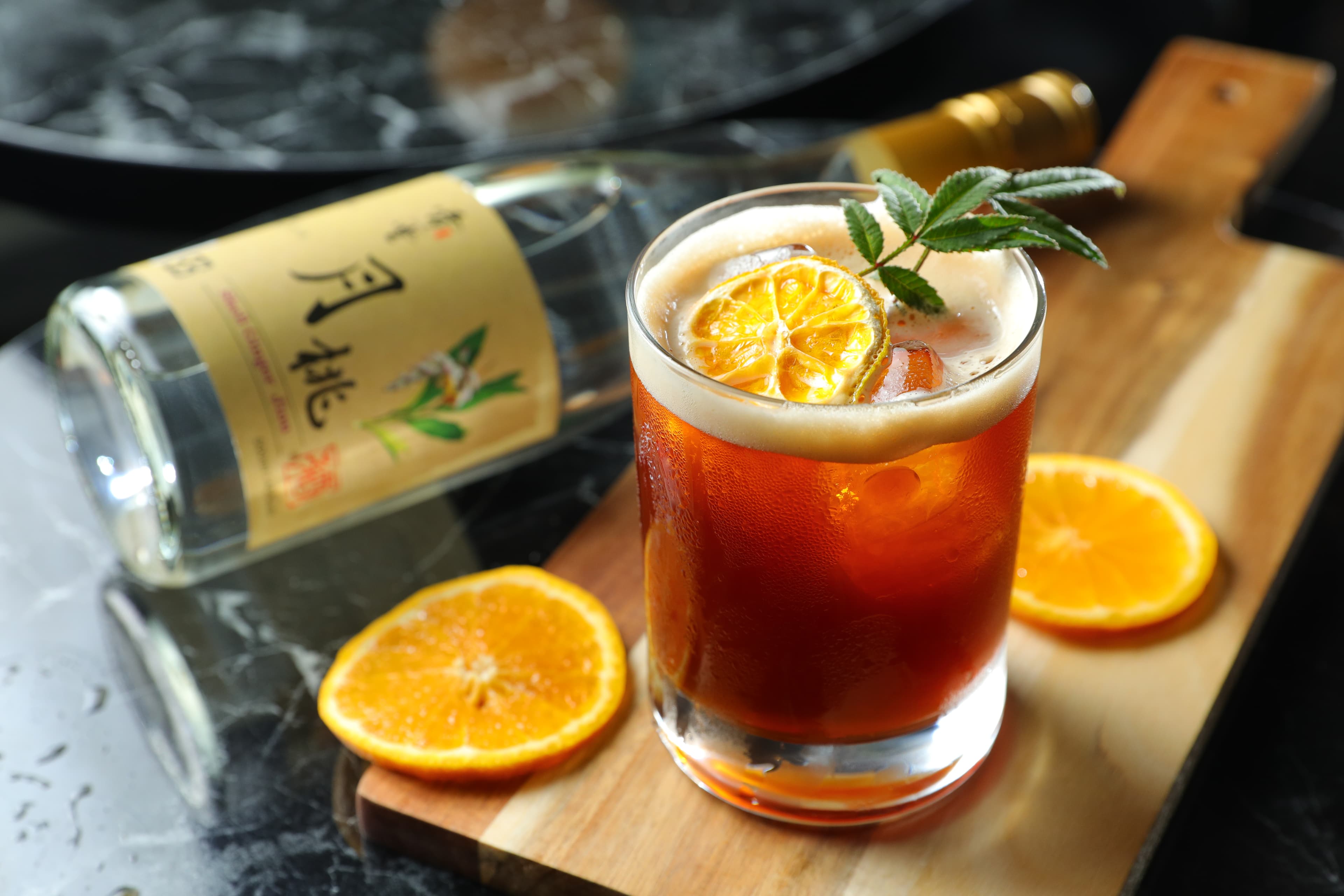  「山海」用月桃酒搭配Campari、Fernet苦酒與黑啤酒，是杯適合搭肉的開胃酒。（380元／杯）