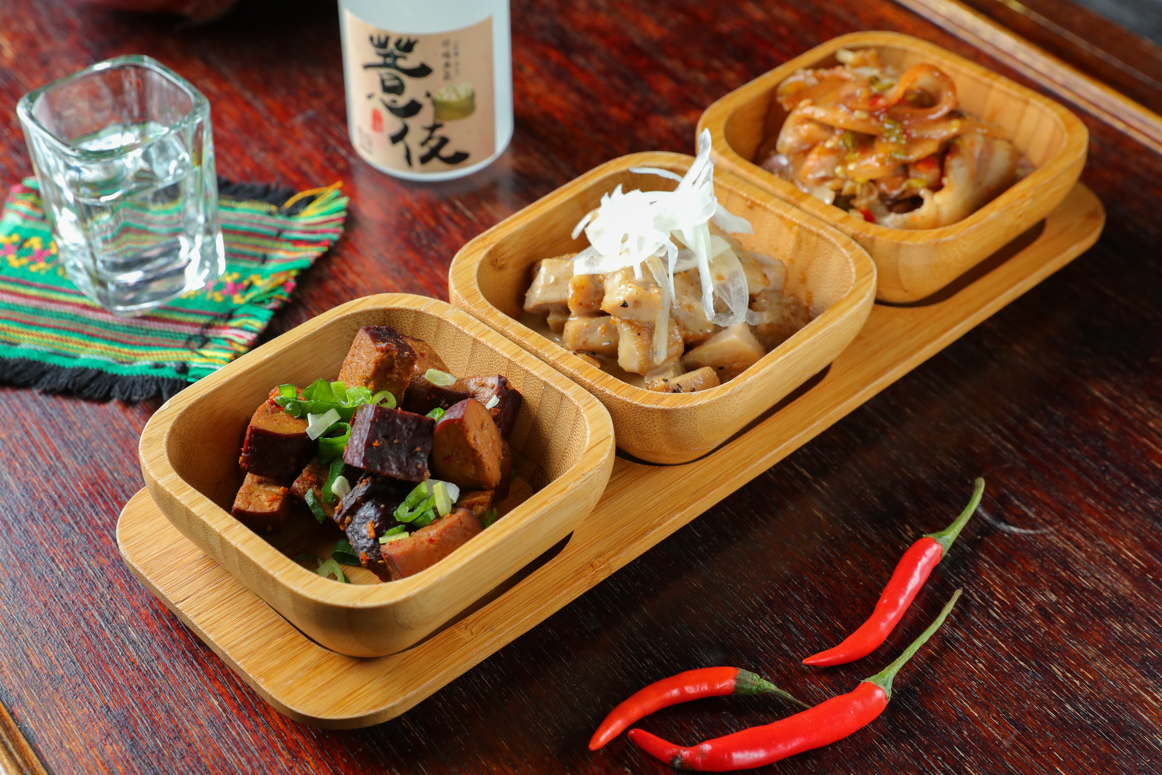 「下酒菜三兄弟」由滷豆干、胡麻醬松阪肉、泰式涼拌豬耳組成，看似樸素，卻處理得極有水準。（320元／份）