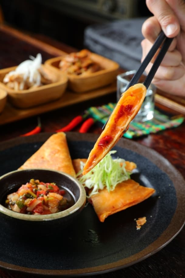 「鴨賞起司薄餅」的煙燻味增添了內餡風味的深度。（280元／份）