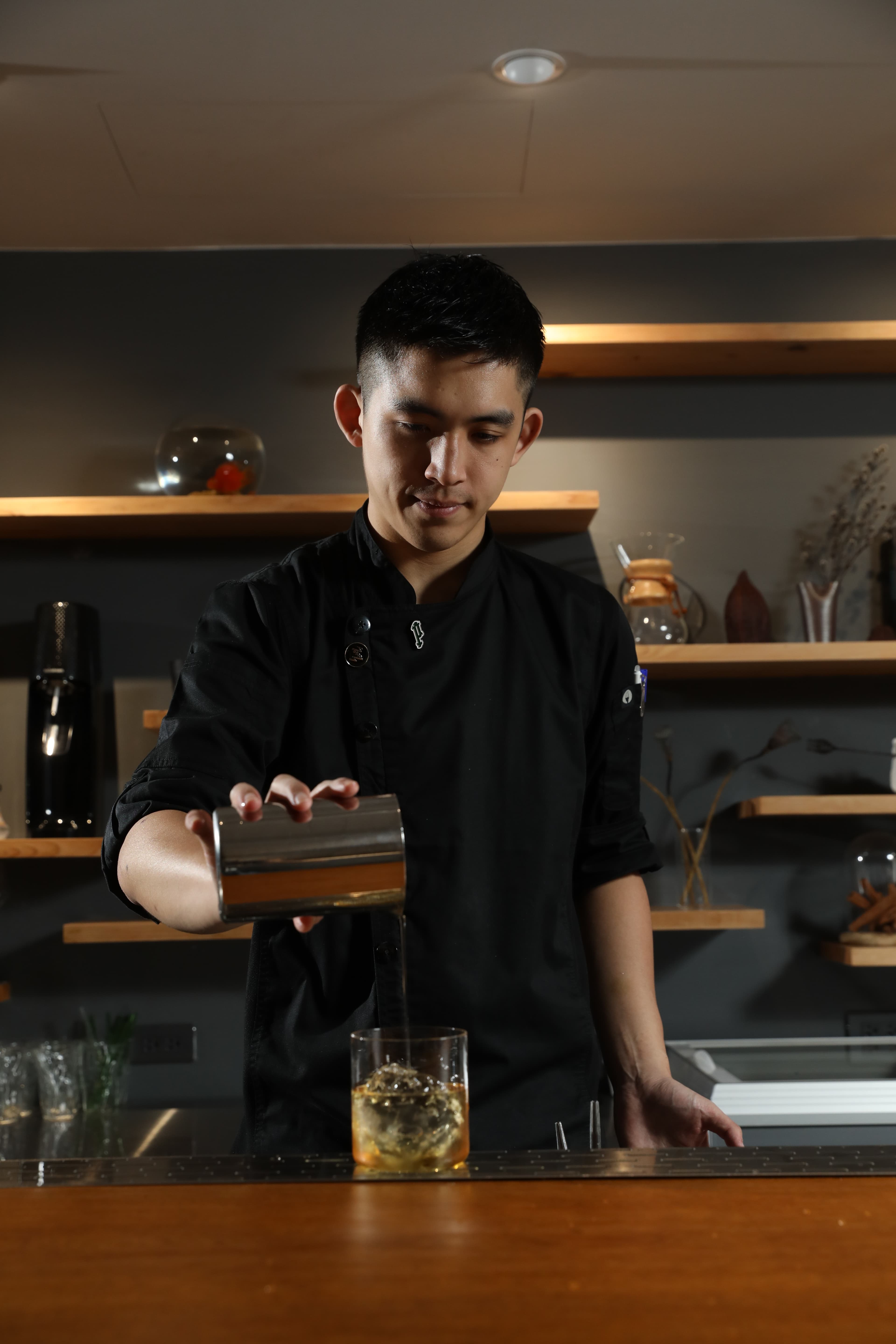 調酒師永霈本科讀材料工程，巧用各種實驗技法於創作。
