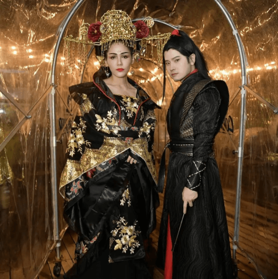 P Gong在自己的生日會上，扮起《陳情令》中肖戰演出的角色。（翻攝自新浪圖片）