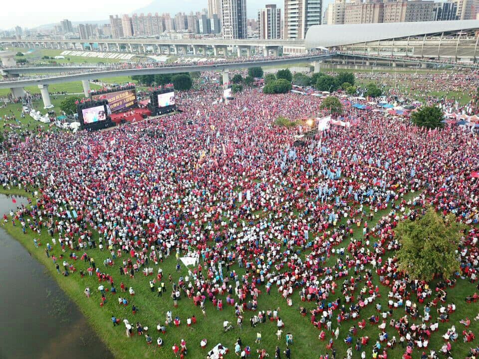 韓粉從下午大量湧入，晚間6點左右，主辦單位宣稱現場已經超20萬人，場面相當熱鬧。