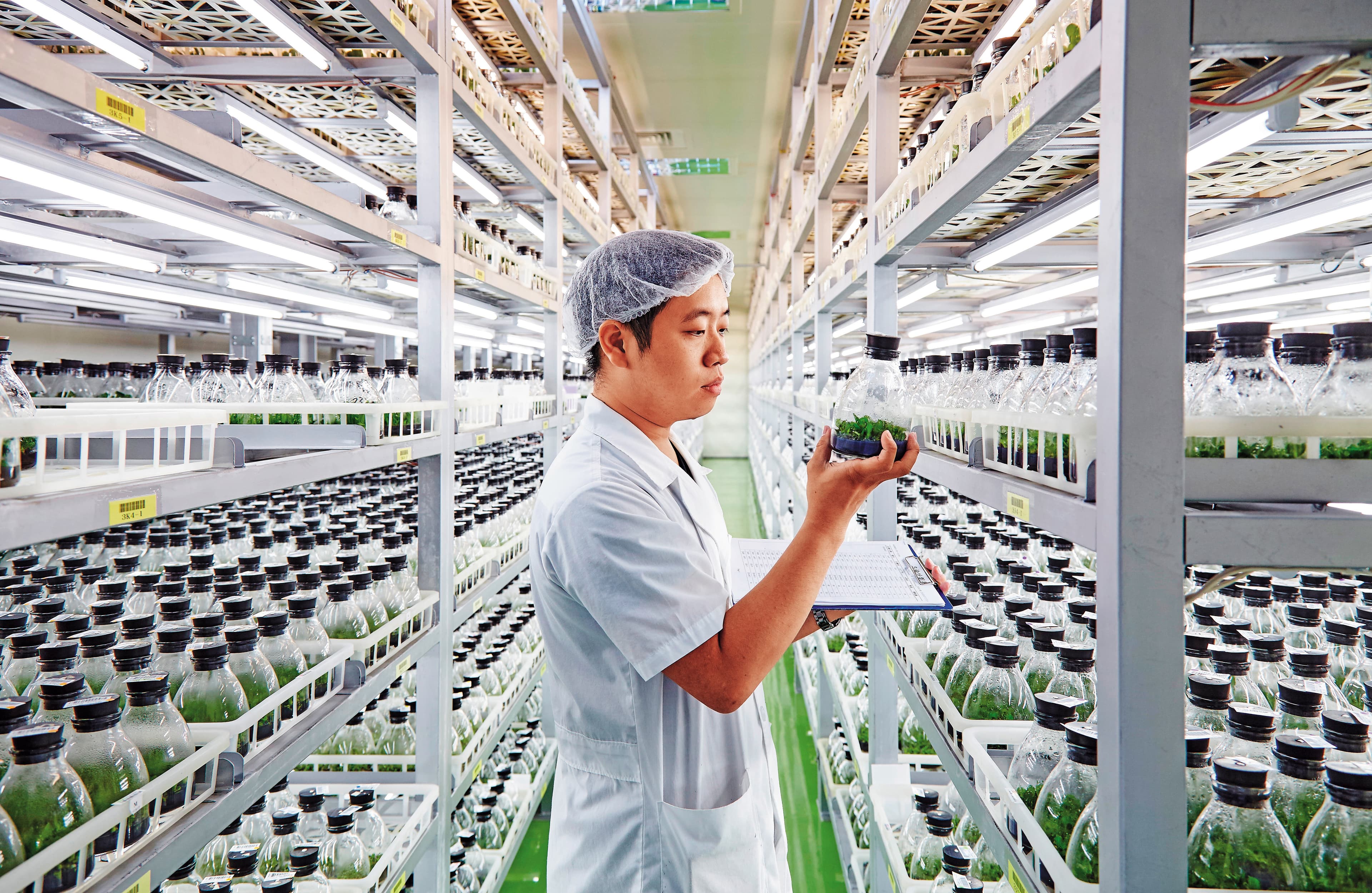 為考量集團轉型，李世聰活用殯葬業須大量花卉的特性，跨足保養品產業。（真怡提供）