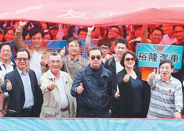 已逝執行長嚴凱泰在裕隆裕隆連續3年虧損後曾創「廠辦合一」模式， 且成功開發「Cefiro」轎車，創下空前銷售紀錄。