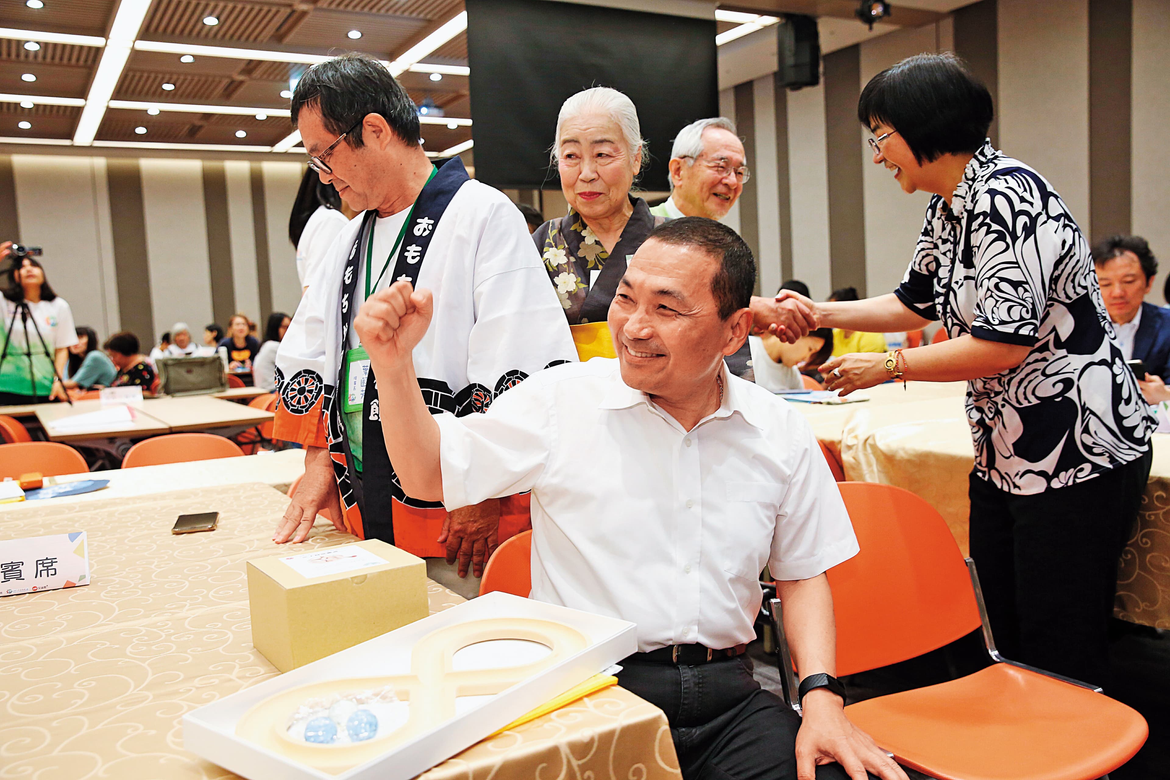 韓國瑜首場造勢選在新北，新北市長侯友宜（圖）不但缺席，隔天還要求韓陣營須恢復草皮原樣，否則求償。