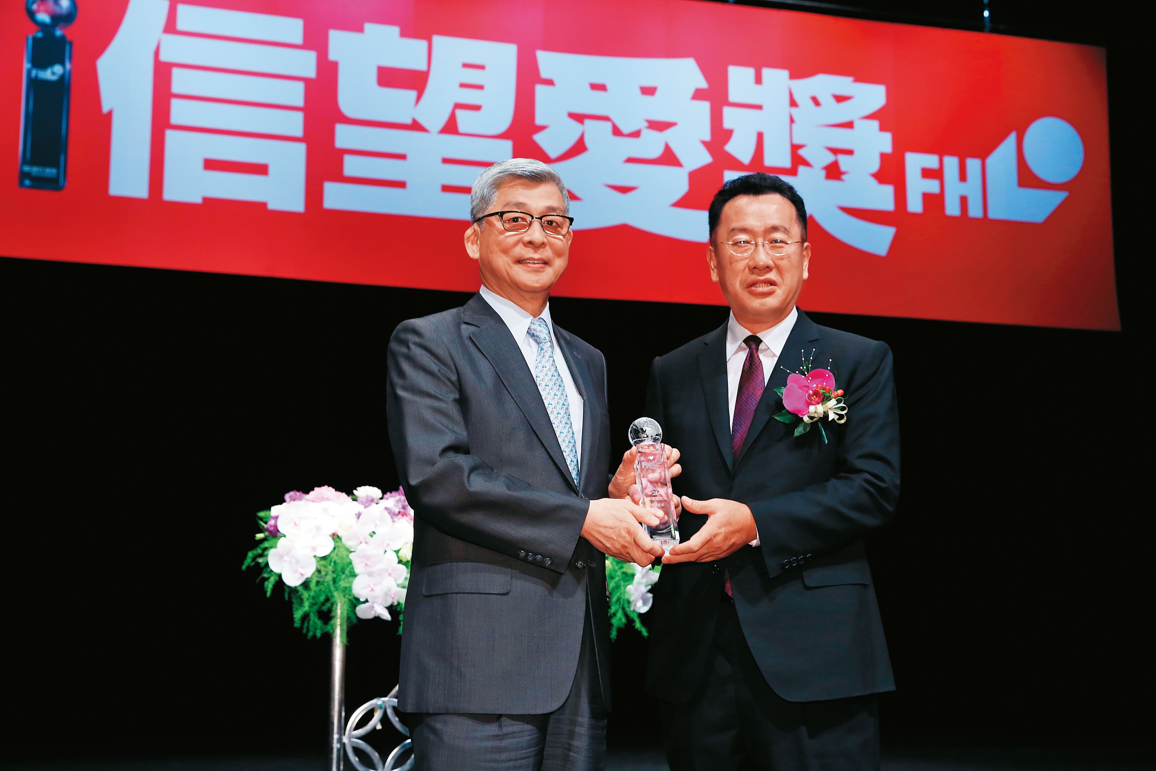 因應IFRS 17上路，金管會主委顧立雄（右）要求壽險公司增資，包括蔡宏圖（左）等金控大老闆都很頭痛。