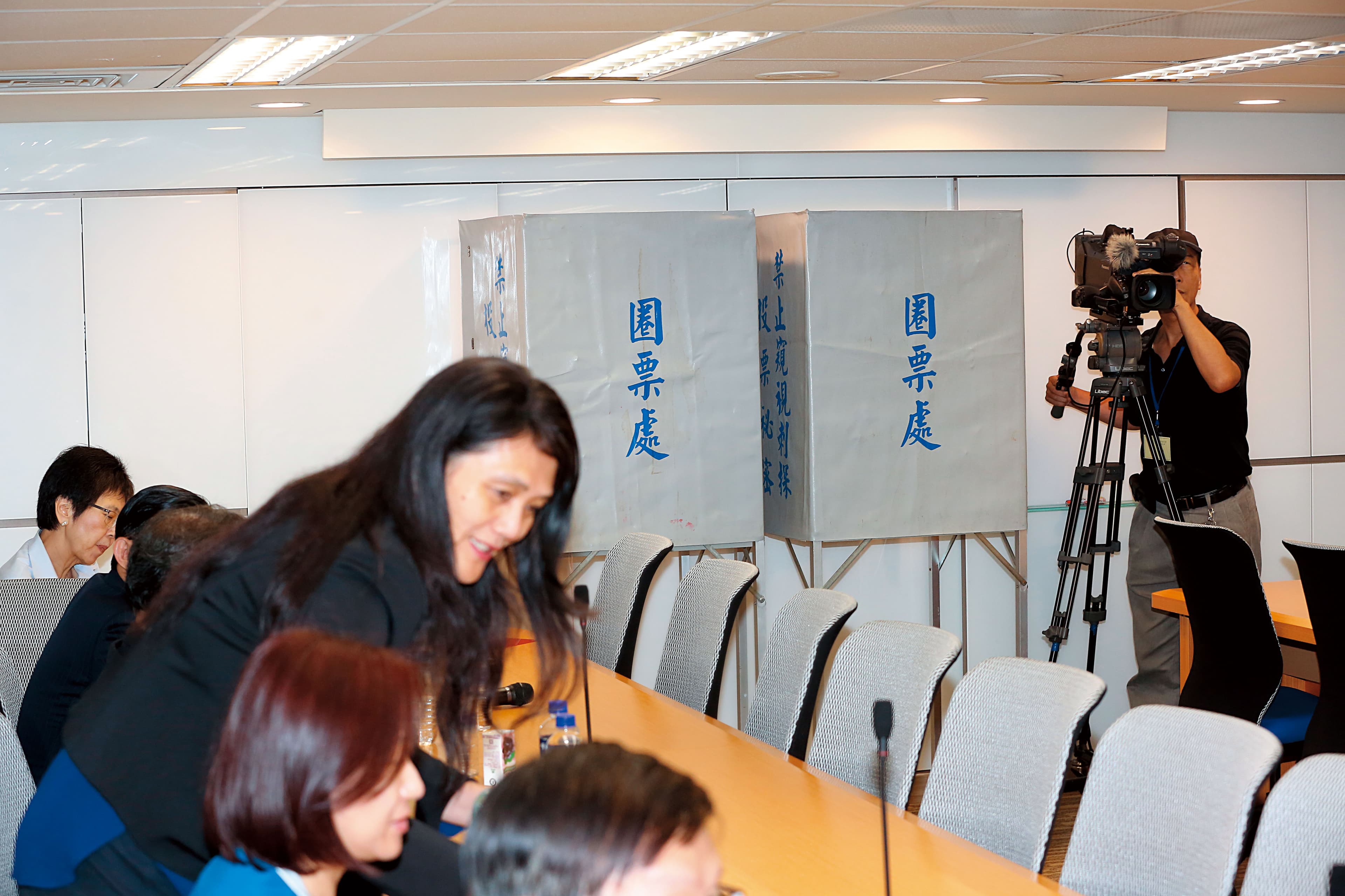 今年壽險公會改選現場選情詭譎，許舒博靠郵政代表放棄，最後吊車尾擠進理事名單。