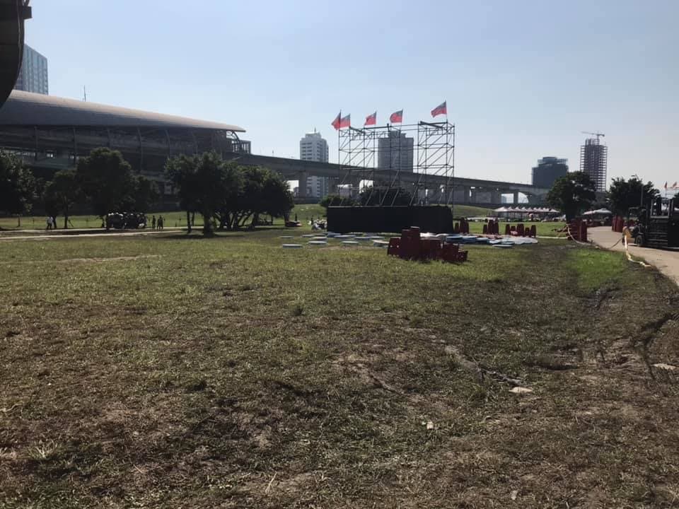 新北市政府勘查後，發現主舞台附近草皮嚴重受損，令主辦單位限期復原。（翻攝李坤城臉書）