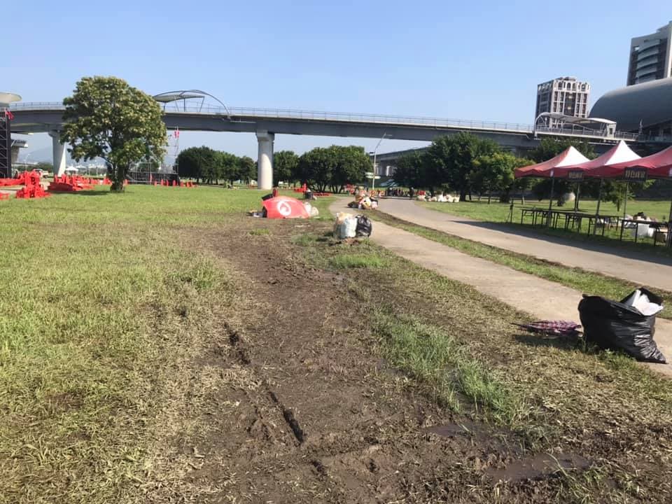 韓國瑜造勢大會號稱35萬人到場，泥地上明顯有被輪胎輾壓的痕跡。（翻攝李坤城臉書）