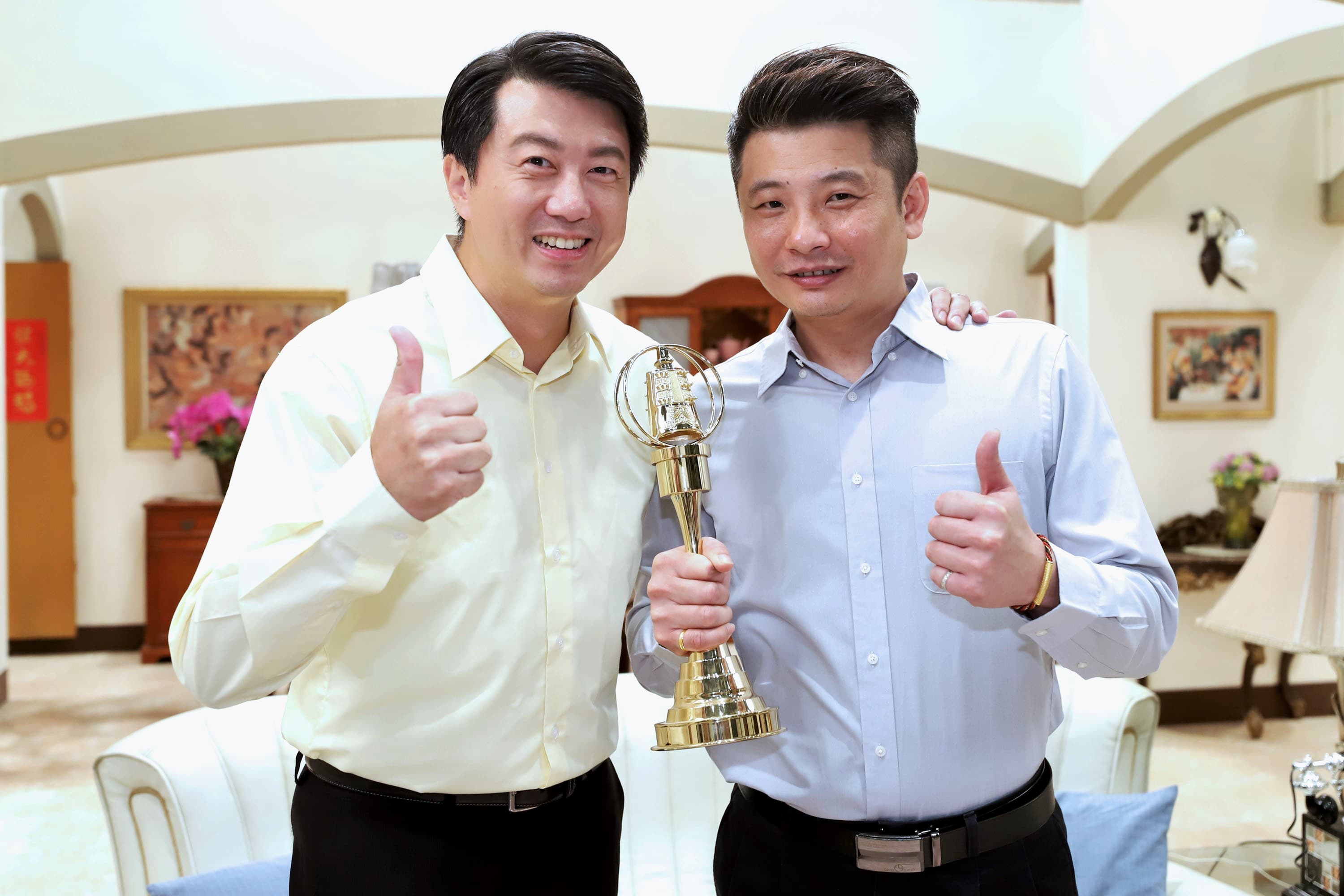 見好友蔡佳麟（右）入圍金鐘，吳皓昇（左）不開金口道賀坦言有苦衷。（民視提供）