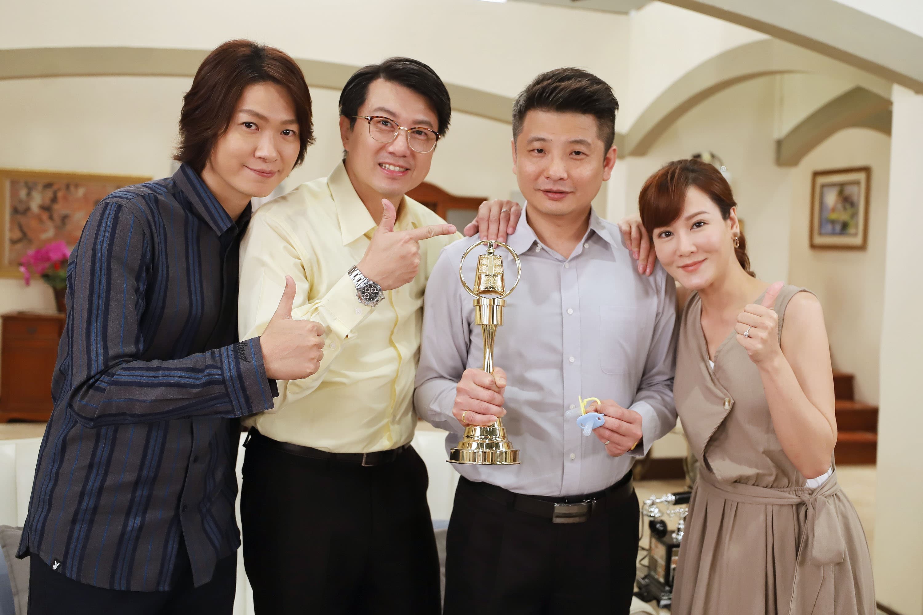 蔡佳麟(右二）飾演的「阿旺」回歸《大時代》，跟老朋友吳皓昇（左二）、邱琦雯（右一）、黃少谷（左一）等人相見歡。（民視提供）