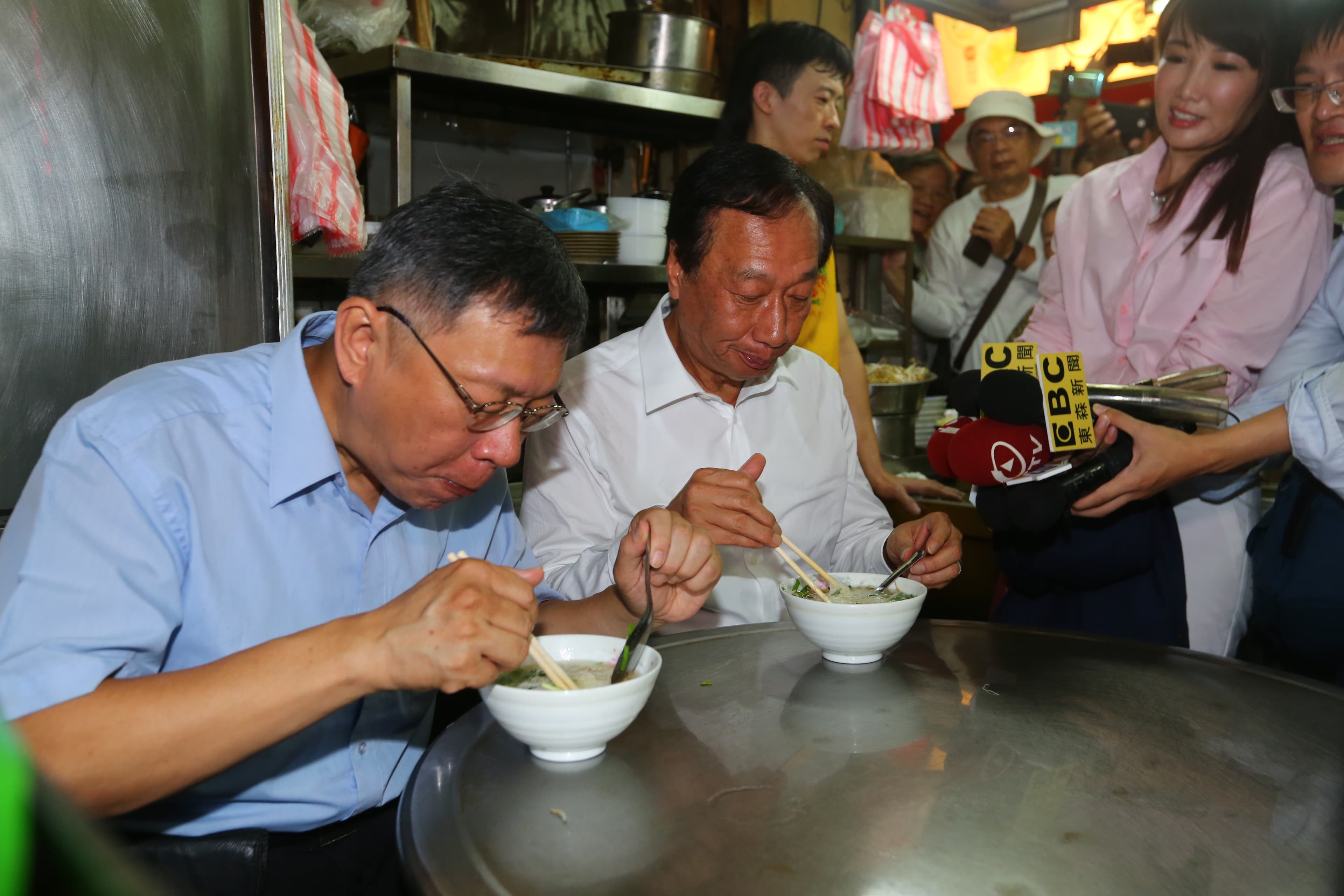 郭柯2人也順道到城隍廟埕吃米粉湯。