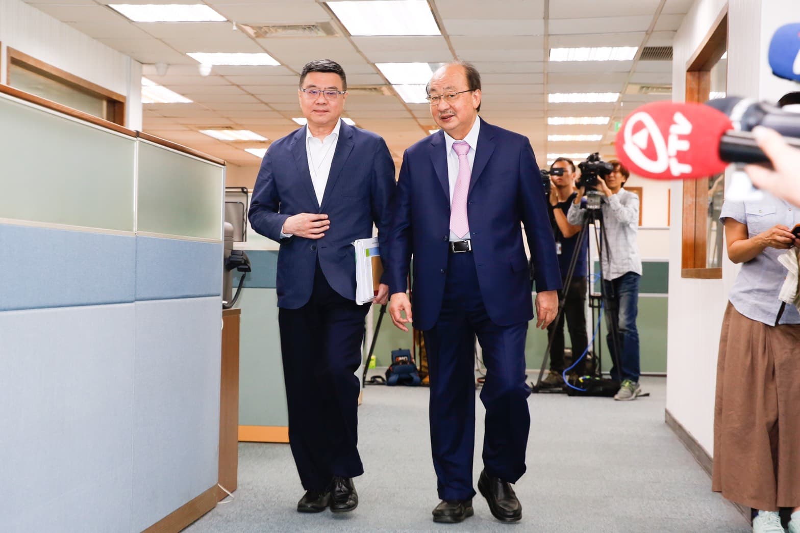 民進黨主席卓榮泰（左）今出席中常會。