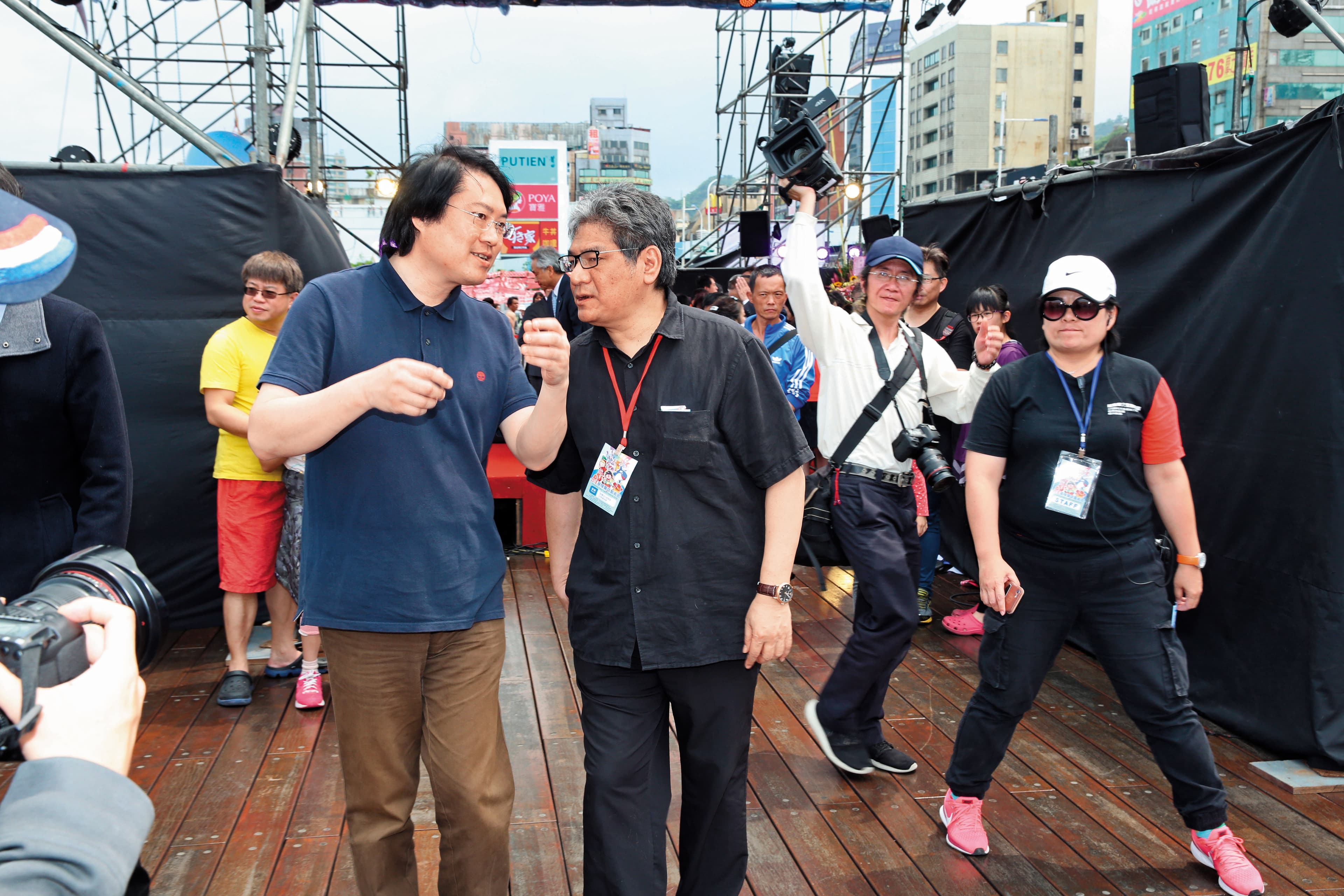 基隆市長林右昌（前左）與李永豐（前右）在基隆童話節開幕現場。李永豐說自己與綠營人士交好，但心中並無藍綠成見，故而在郝龍斌、胡自強當市長的時候，去台北與台中演出的次數都比其他城市還多。