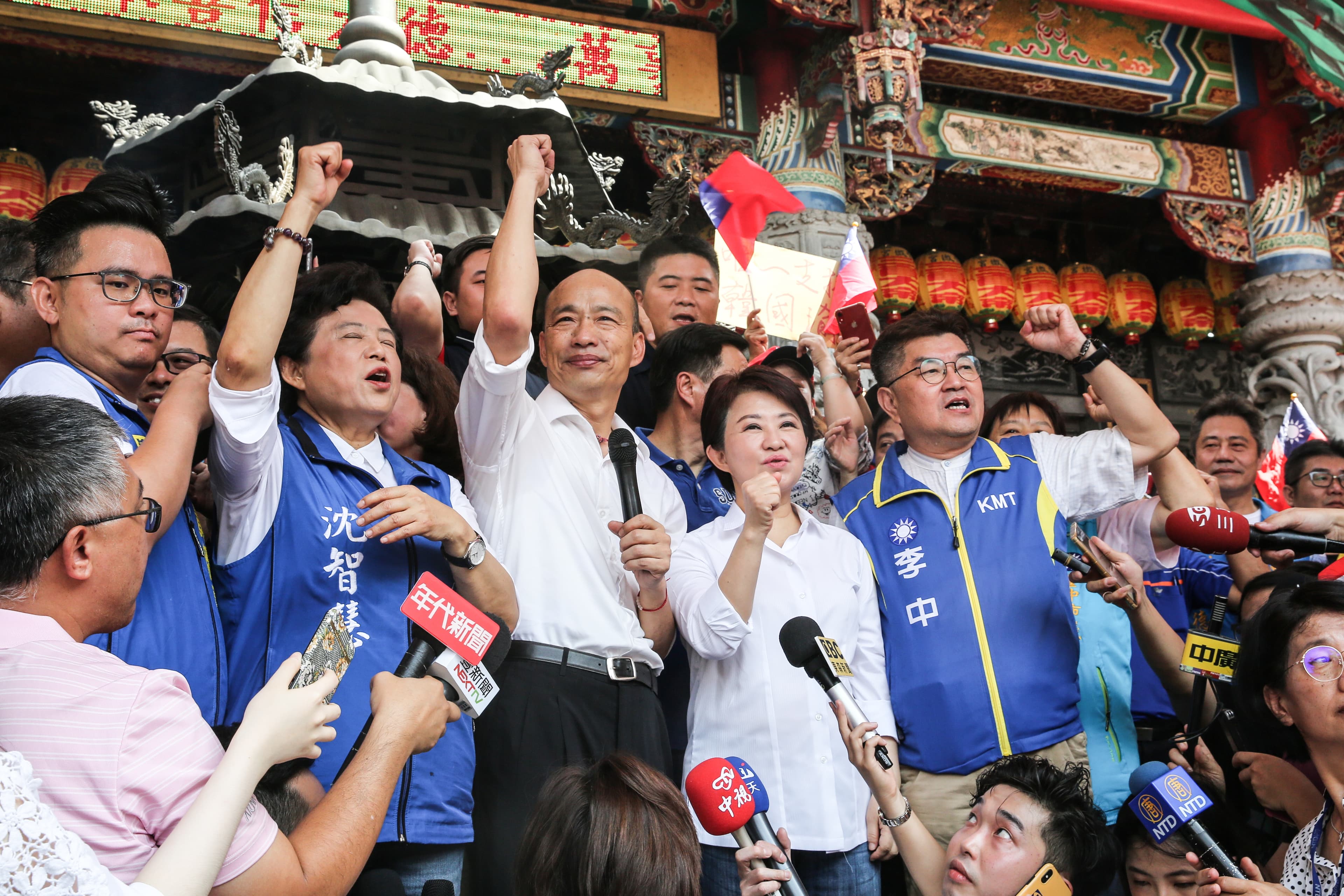 韓國瑜前往台中市跑行程，台中市長盧秀燕也前來作陪，於北屯區紫微宮、北區明德宮兩間宮廟上演「禿燕合體」。