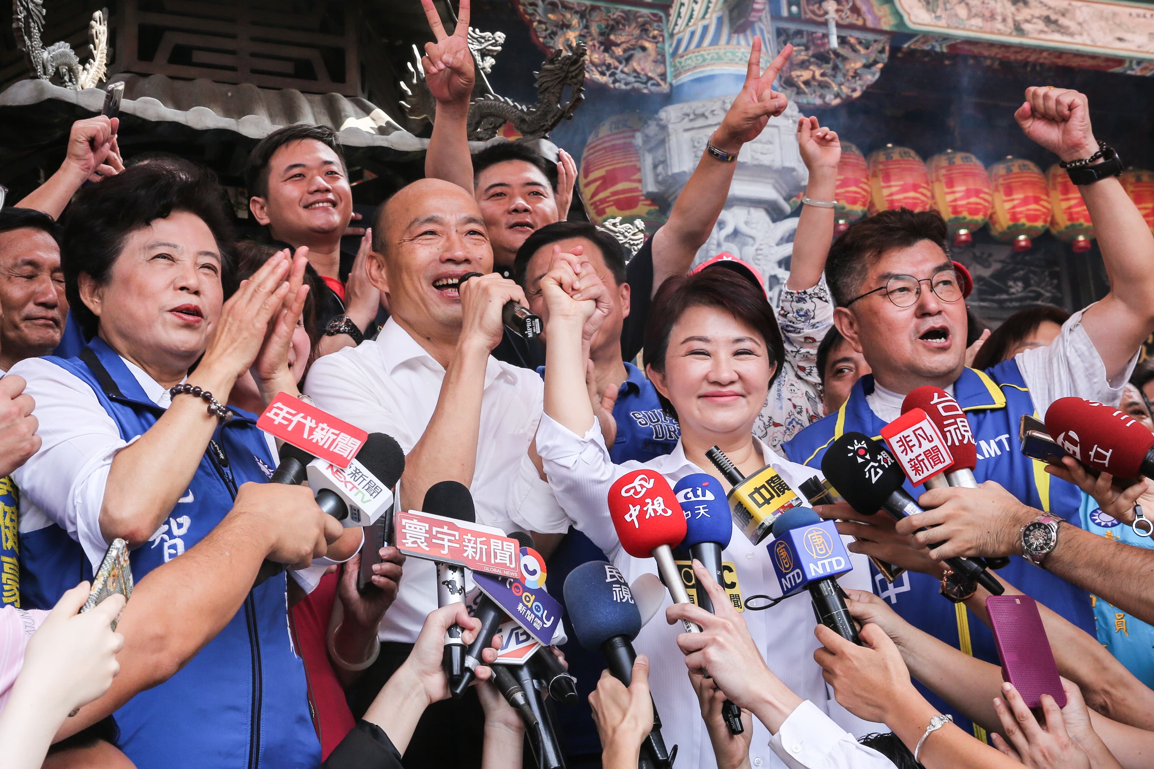 韓國瑜前往台中市跑行程，台中市長盧秀燕也前來作陪，於北屯區紫微宮、北區明德宮兩間宮廟上演「禿燕合體」。